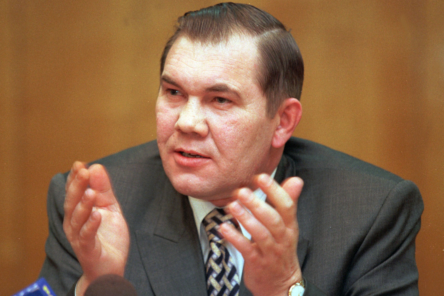 28 апреля 2002 г. вертолет Ми‑8АМТ, в котором летел губернатор Красноярского края Александр Лебедь, столкнулся с ЛЭП возле трассы М‑54 «Енисей», примерно в 100 км от села Ермаковское. Политик направлялся на открытие горнолыжной трассы в районе озера Ойского в Южных Саянах. На борту находились 17 человек, включая чиновников и журналистов региональных СМИ. В результате крушения погибли 8 человек, в том числе сам губернатор – он скончался по пути в больницу Абакана. Расследование под руководством главы МЧС Сергея Шойгу показало, что к трагедии привели плохая подготовка экипажа, нарушение норм полета в горной местности и недостаточная информированность пилотов о метеоусловиях. В 2004-м командир звена Тахир Ахмеров получил четыре года лишения свободы, а пилот Алексей Курилович – три года условно с испытательным сроком в два года.