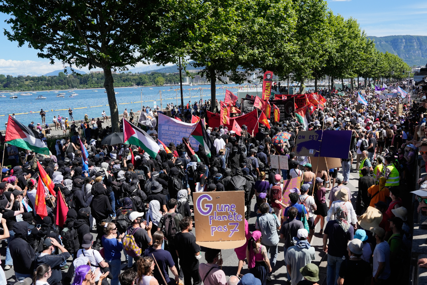 14 июня, в преддверии саммита «большой семерки» (G7), запланированного во французском Эвиане, вспыхнули масштабные протесты. Акции несогласия развернулись в соседней Женеве (Швейцария): тысячи человек двинулись в сторону штаб‑квартиры ООН и дворца Вильсона, где располагается управление Верховного комиссара ООН по правам человека. Мирная манифестация быстро переросла в беспорядки: радикально настроенные активисты переворачивали мусорные баки, разбивали рекламные щиты и витрины, атаковали правоохранителей. Для разгона толпы полиция применила слезоточивый газ и водометы.