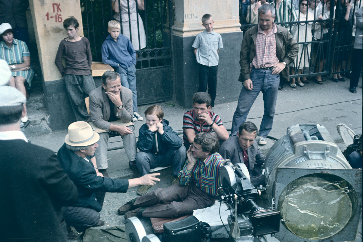 Премьера комедии «12 стульев» состоялась 21 июня 1971 г. Фильм мгновенно завоевал любовь зрителей: за год его посмотрели 39,3 млн человек, что сделало картину одним из лидеров проката. Творение Гайдая удостоилось диплома на V Всесоюзном кинофестивале, а сам режиссер получил награду за вклад в развитие жанра. Успех ждал картину и за рубежом: на фестивале советских фильмов в Сорренто жюри присудило экранизации приз «Серебряная сирена».