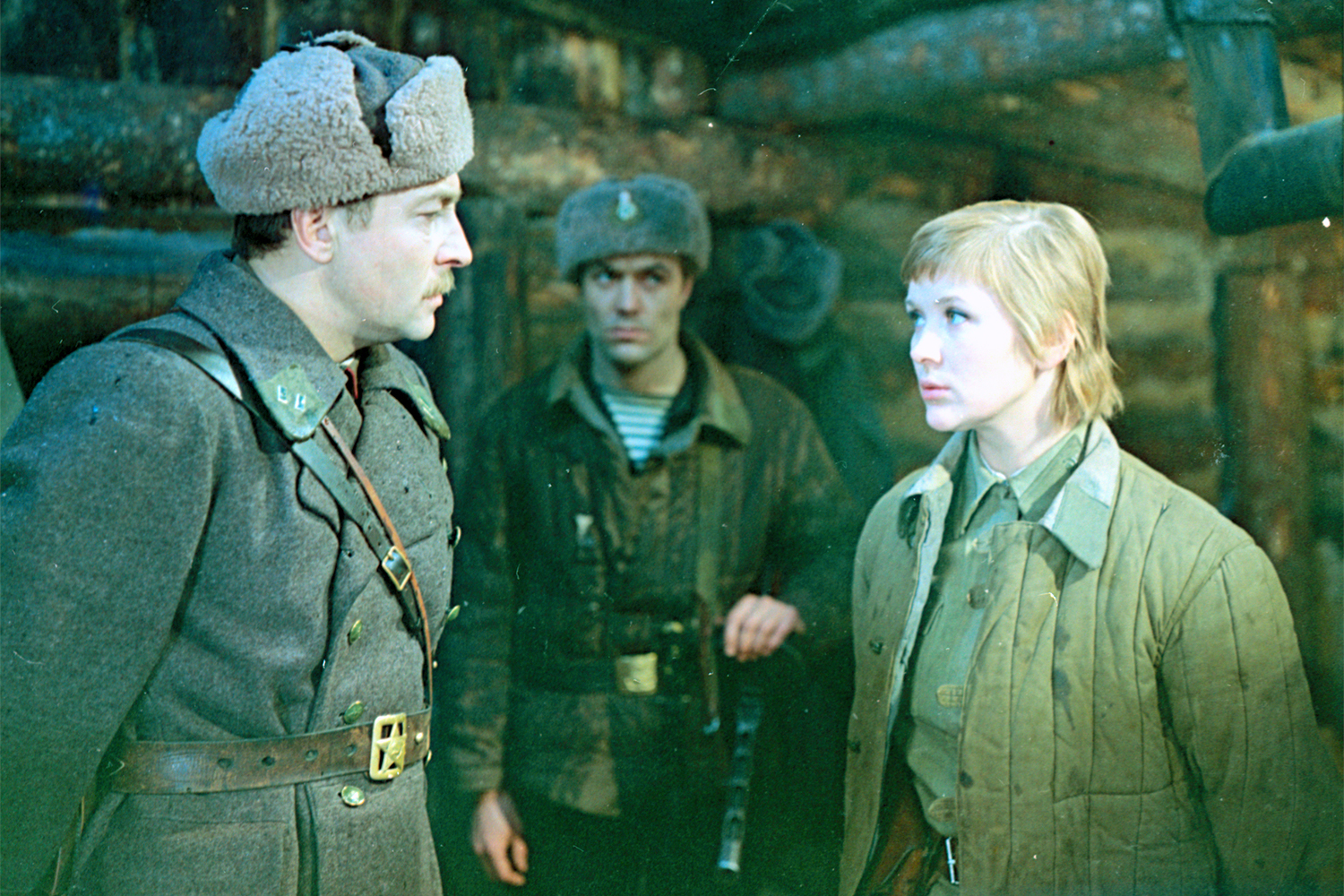 Картина Игоря Гостева «Фронт без флангов» (1975) рассказывает о майоре Иване Млынском (Вячеслав Тихонов) – бывшем директоре школы, а затем чекисте, который в начале войны создает партизанский отряд на оккупированной территории. Драма снята по мотивам романа «Мы вернемся» Семена Цвигуна, который также выступил автором сценария. Как и его герой, писатель работал директором школы, служил в НКВД и воевал в партизанских отрядах. Всего на экраны вышло три фильма: «Фронт без флангов», «Фронт за линией фронта» и «Фронт в тылу врага».На фото: Вячеслав Тихонов и Галина Польских, исполнившая роль медсестры Зины.