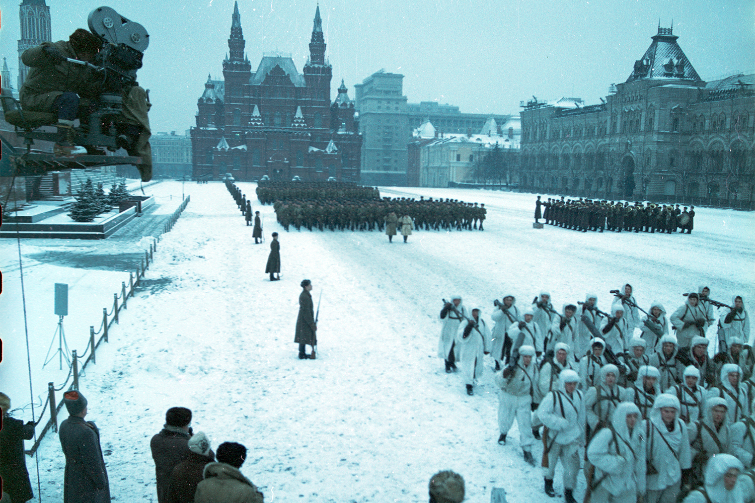 Киноэпопея режиссера-фронтовика Юрия Озерова «Битва за Москву» (1985) – один из самых подробных фильмов о начале Великой Отечественной войны. В основу картины легли в том числе мемуары Георгия Жукова. В фильме показаны события, битва под Дубно, Смоленское сражение, подвиги подольских курсантов и 28 панфиловцев, а также многое другое. Один из ключевых эпизодов – парад на Красной площади 7 ноября 1941 г. в честь годовщины Октябрьской революции. В тот момент линия фронта проходила недалеко от Москвы, а участники шествия вскоре после его завершения отправлялись на передовую.