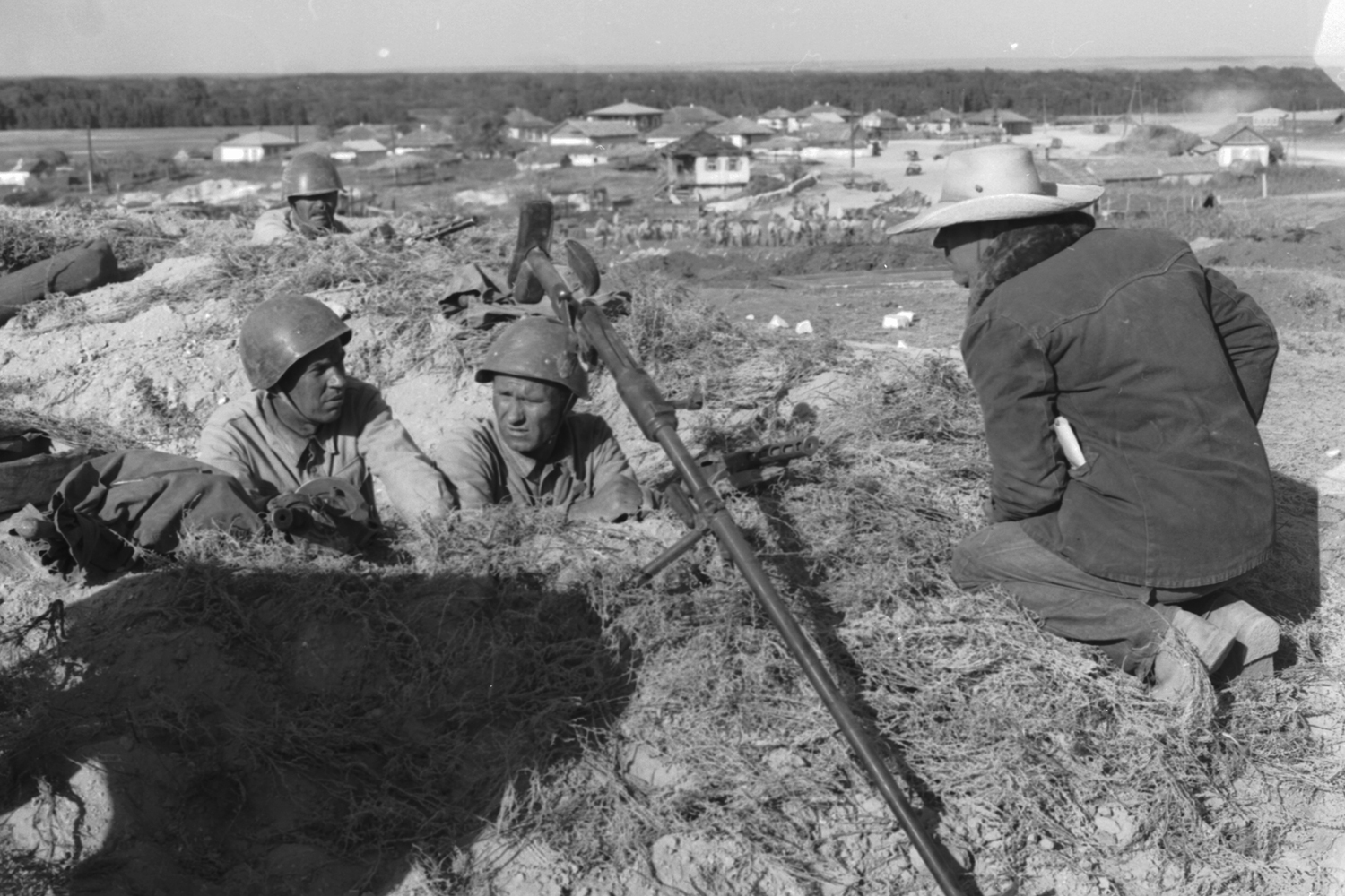 Драма Сергея Бондарчука «Они сражались за Родину» (1975) создавалась к 30-летию Победы. В качестве материала для будущего фильма режиссер выбрал роман Михаила Шолохова, который тот начал писать еще во время войны. В картине показан один из самых тяжелых моментов Великой Отечественной – отступление Красной армии к Дону в 1942 г. Во многом благодаря авторитету Шолохова и Бондарчука удалось получить разрешение на съемки картины, затрагивающей столь сложную тему. Лента передает хаос боевых действий и неоднозначное отношение местного населения к происходящему. Однако финал вселяет надежду: войска движутся к Сталинграду, и зритель понимает, что скоро наступит коренной перелом в ходе войны. Фильм стал последней работой в карьере Василия Шукшина. На фото: актеры Георгий Бурков (рядовой Александр Копытовский), Василий Шукшин (бронебойщик Петр Лопахин) и режиссер Сергей Бондарчук, также сыгравший в фильме рядового Иван Звягинцева.
