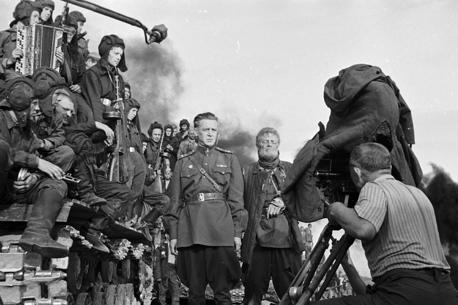 Драма «Бессмертный гарнизон» (1956), снятая Захаром Аграненко и Эдуардом Тиссэ посвящена подвигу защитников Брестской крепости, которая 22 июня 1941 г. одной из первых приняла на себя удар гитлеровской армии. Немецкое командование рассчитывало захватить ее в первый же день наступления, но героическое сопротивление продолжалось больше месяца. Сценарий написал Константин Симонов. В то время детали обороны крепости были изучены слабо, поэтому многие действующие лица представлены под вымышленными именами. При этом детали их подвигов опирались на реальные события: например, прототипом майора Батурина стал Петр Гаврилов. Особую документальную достоверность картине придали кадры бомбардировки Бреста из немецкой кинохроники.