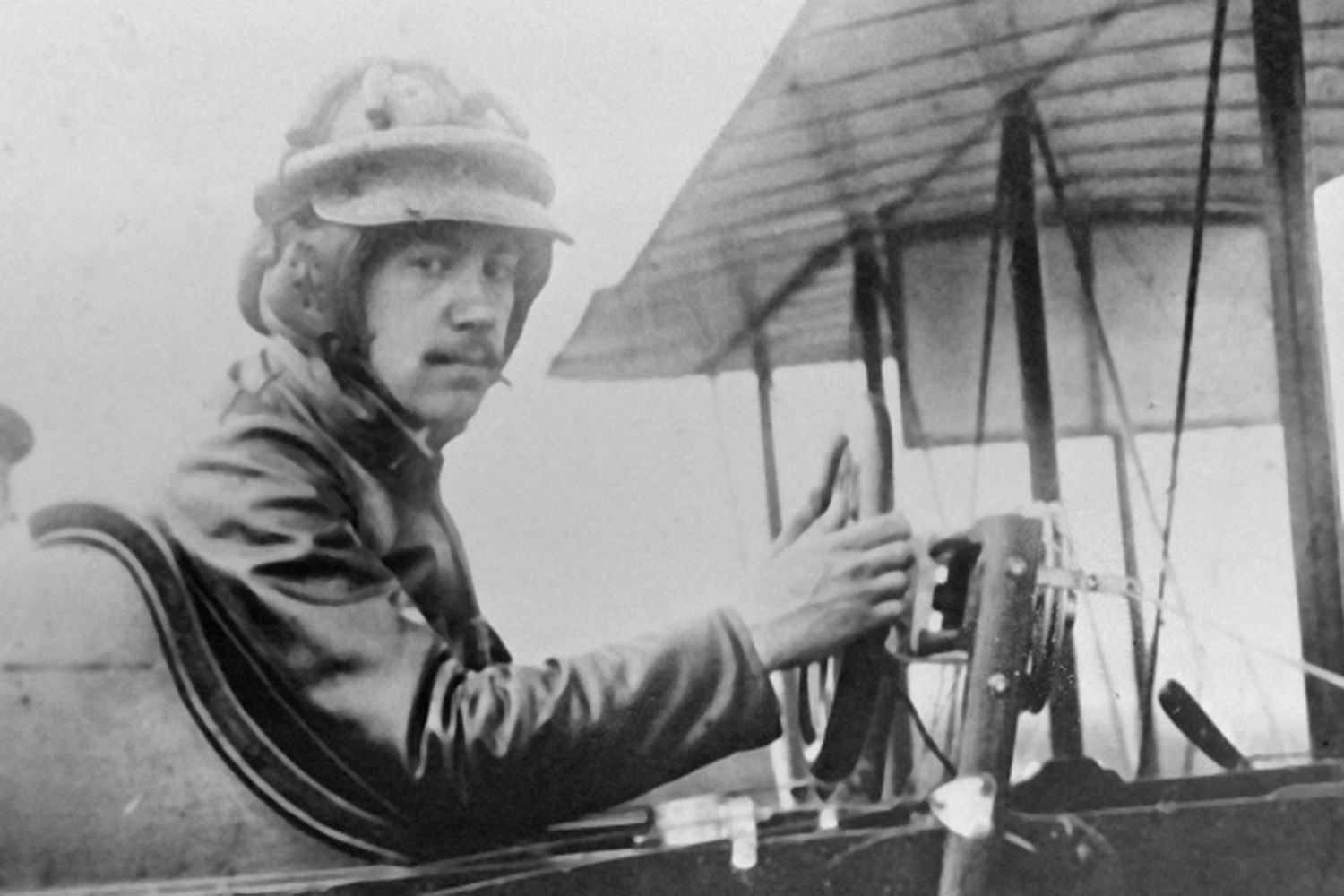 Игорь Сикорский (1889–1972) покинул Россию в 1919 г. на фоне революционных событий и Гражданской войны. Перебравшись в США, изобретатель в 1923&nbsp;г. основал компанию Sikorsky Manufacturing Company (позже – Sikorsky Aircraft). Ключевым достижением Сикорского стало создание вертолета модели VS-300 (1939), который заложил основы современной одновинтовой схемы. Более поздняя разработка авиаконструктора – R-4 (1942) – стала первым серийным вертолетом в мире и активно использовалась вооруженными силами США во Второй мировой войне.
