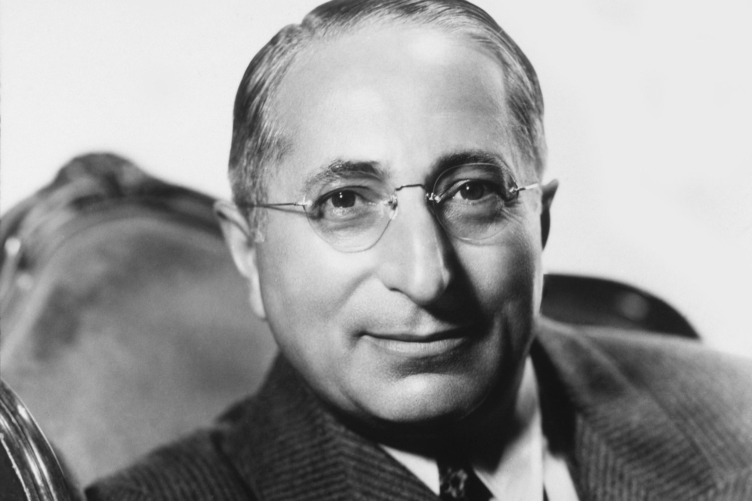 Луис Б. Майер (1884–1957), получивший при рождении имя Лазарь Мейер, сыграл ключевую роль в становлении американской киноиндустрии. Его семья эмигрировала из Российской империи в США в 1886 г., спасаясь от еврейских погромов. В 1924 г. кинопродюсер стал сооснователем голливудской киностудии Metro‑Goldwyn‑Mayer (MGM) – одной из крупнейших и наиболее влиятельных студий «золотого века» Голливуда. Майер также выступил соучредителем Американской академии кинематографических искусств и наук (1927) и был среди инициаторов учреждения кинопремии «Оскар».