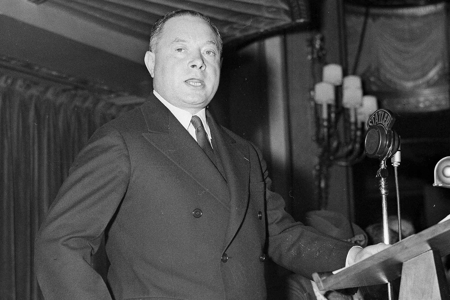 Дэвид Сарнов (1891–1971), родившийся в Российской империи, обосновался в США вместе с отцом в 1900 г. Бизнесмен финансировал исследования по разработке телевидения под руководством Владимира Зворыкина. В 1926 г. основал «Национальную радиовещательную компанию» (NBC) – первой национальной радиосети. С 1930 г. Сарнов возглавлял корпорацию Radio Corporation of America (RCA), под его руководством превратившуюся в лидера радиоэлектронной промышленности. 