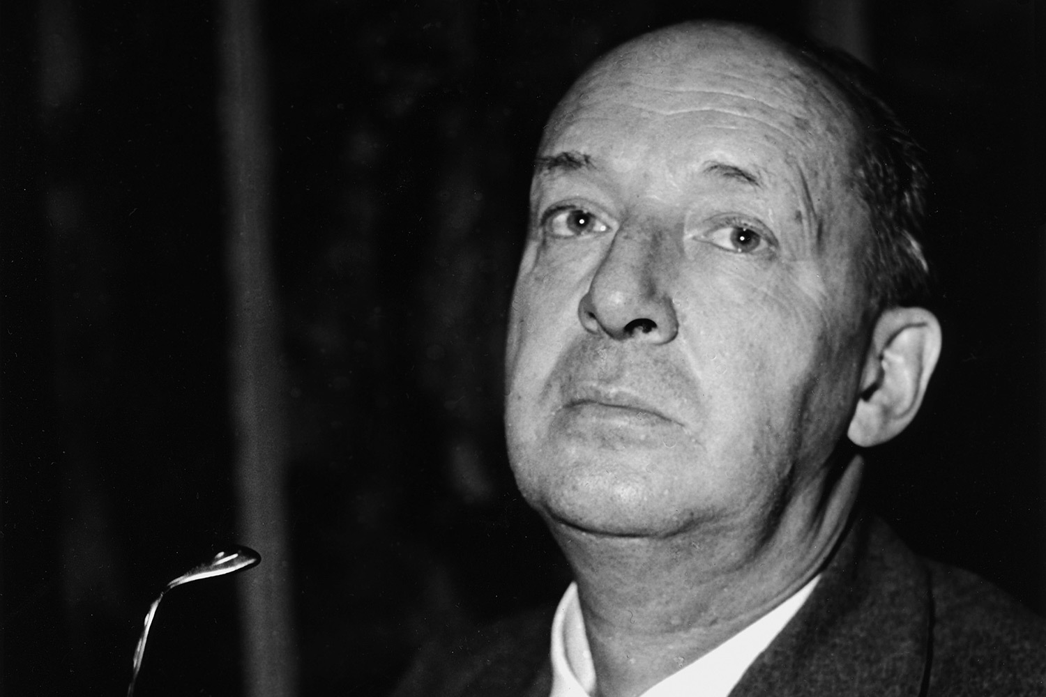 Владимир Набоков (1899–1977) покинул Россию после революции и первоначально обосновался во Франции. В 1940 г., с наступлением немецких войск и оккупацией страны, он вместе с семьей эмигрировал в США, где прожил до 1959 г. В Америке Набоков не только продолжил литературную деятельность, но и работал в Музее сравнительной зоологии Гарвардского университета: он опубликовал 18 научных статей о бабочках и дал названия 12 их видам. Именно в Штатах писатель создал свой самый известный роман «Лолита» (1955). 
