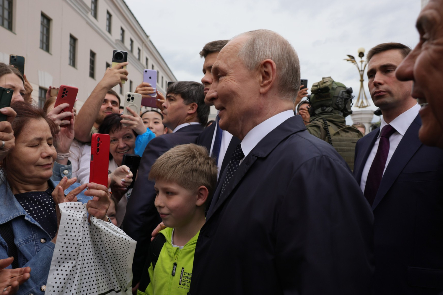 17 июня во время проходящего в Казани саммита «Россия – АСЕАН» президент Владимир Путин осмотрел кремль столицы Татарстана, а заодно вышел к местным жителям, которые в этот момент находились на его территории. Он жал им руки и охотно позировал для фотографий, а также общался с прихожанами Благовещенского собора. Когда еще за последние годы глава государства выходил к народу, – в галерее «Ведомостей».