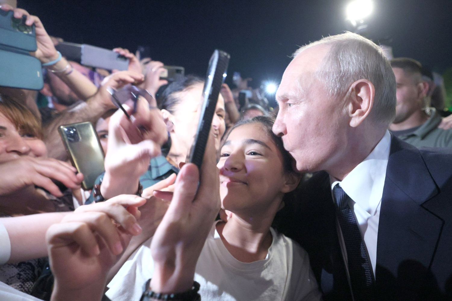 28 июня 2023 г. Владимир Путин посетил Дербент в рамках рабочей поездки в Дагестан. После совещаний и осмотра достопримечательностей – в том числе цитадели Нарын‑Кала и Дербентской Джума‑мечети – президент приехал в парк им. Низами Гянджеви. У цветомузыкального фонтана его ждали тысячи местных жителей и туристов: люди встречали Путина овациями, желали здоровья и кричали «100 лет жизни». Глава государства подошел к собравшимся, пожал руки, пообщался с людьми и сфотографировался с некоторыми из них.