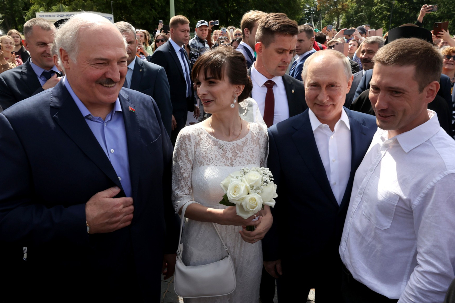 23 июля 2023 г. Владимир Путин вместе с президентом Белоруссии Александром Лукашенко побывал в Морском Никольском соборе и Музее военно‑морской славы в Кронштадте. Затем лидеры вышли к горожанам, собравшимся на площади у храма. Российский президент общался с жителями, отвечал на их пожелания, фотографировался с ними. На вопрос журналистов о соблюдении карантинных мер Путин ответил: «Люди важнее, чем карантин».