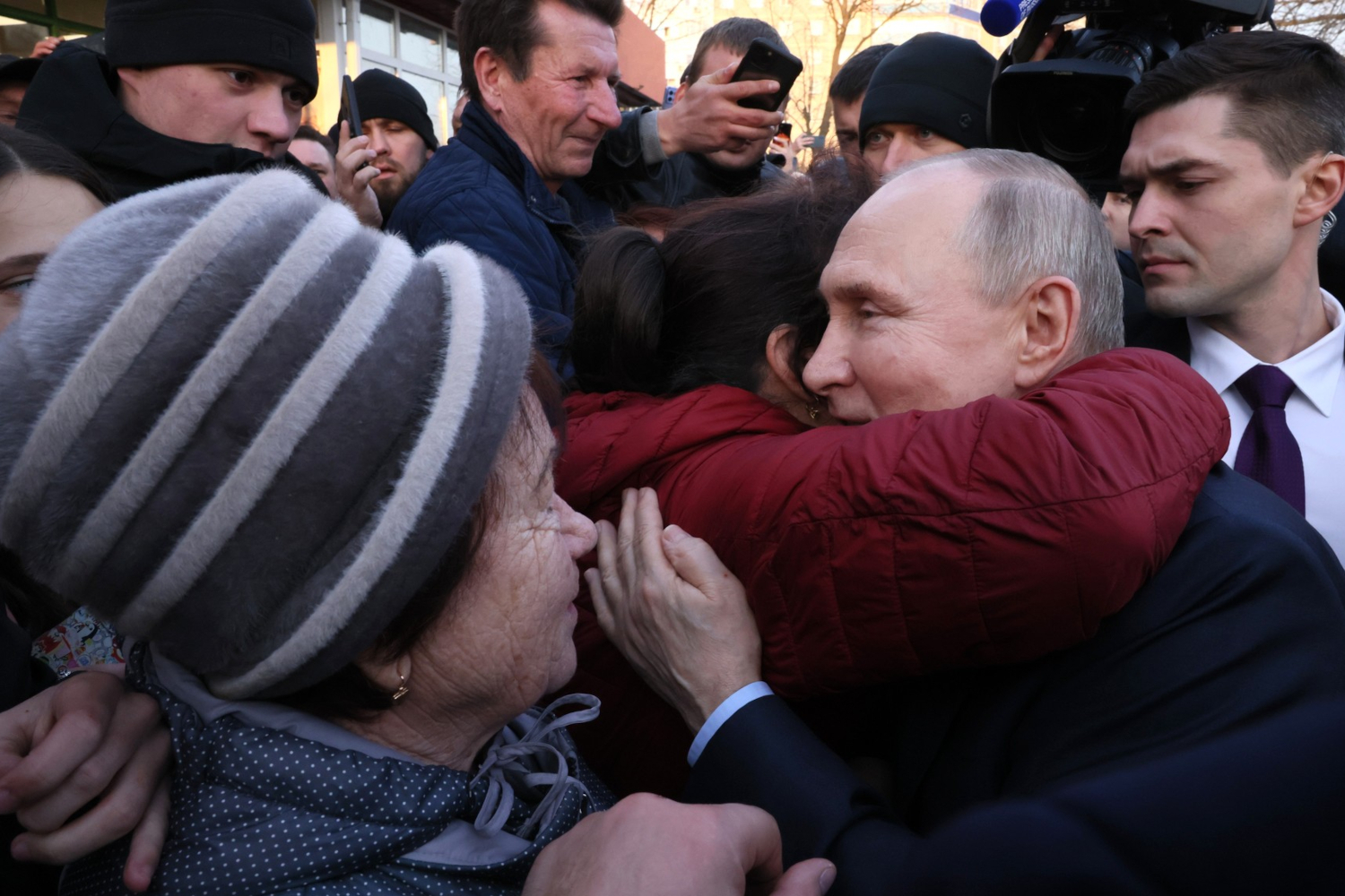5 марта 2024 г. Путин провел неформальную встречу с жителями Ставрополя после посещения тепличного комплекса ООО «Солнечный дар» агропромышленного холдинга «Эко‑культура». «Спасибо большое! Здоровья вам! Я вас люблю очень», – кричали люди. Одна из женщин поцеловала главу государства, а чуть позже другая спросила: «Можно я вас поцелую?» – и президент ответил согласием. Путин также отметил хорошую погоду на юге России.