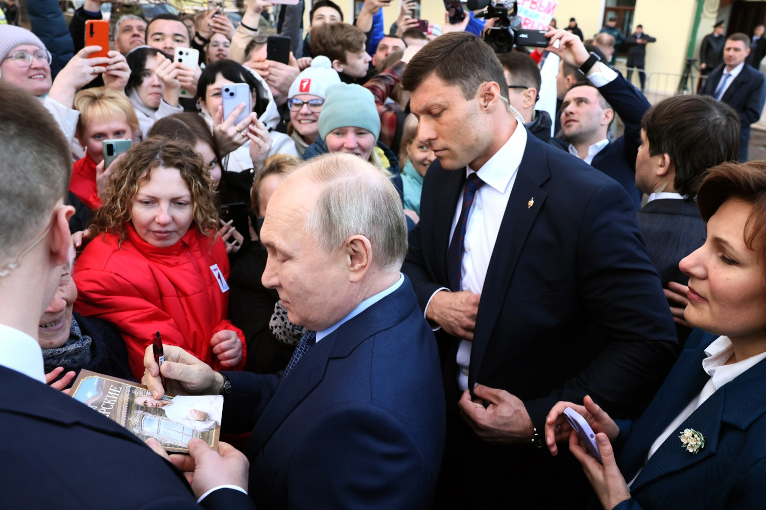 27 марта 2024 г. во время визита в Торжок (Тверская область), проезжая по улицам города, глава государства остановил кортеж и вышел к нескольким сотням собравшихся людей. Местные жители приветствовали Путина, снимали встречу на смартфоны и тянули руки для рукопожатий. Одна из жительниц призналась: «Здравствуйте! Мы вас ждали, я ждала вас 20 лет!»