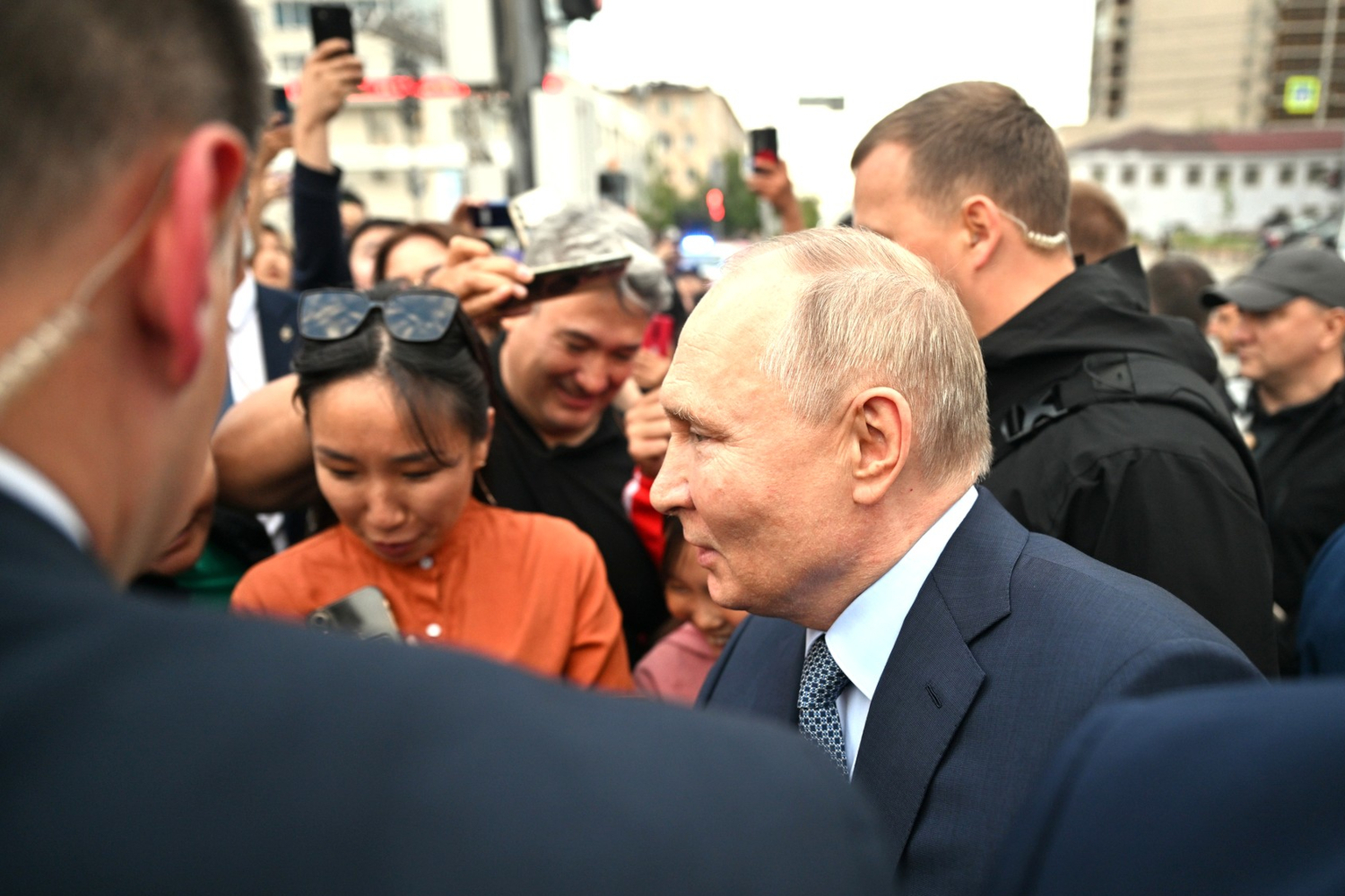 18 июня 2024 г. во время поездки в Якутск российский президент остановил кортеж, чтобы пообщаться с местными жителями. Глава государства вышел к толпе у стадиона «Туймаада» в сопровождении немногочисленной охраны. «Какой стадион хороший здесь у вас!» – с улыбкой отметил Путин и стал пожимать протянутые руки. Один из мужчин спросил: «Как здоровье ваше?», а затем добавил: «Вы даже на меня похожи», В ответ Путин с юмором заметил: «Да! Мы все друг на друга похожи».