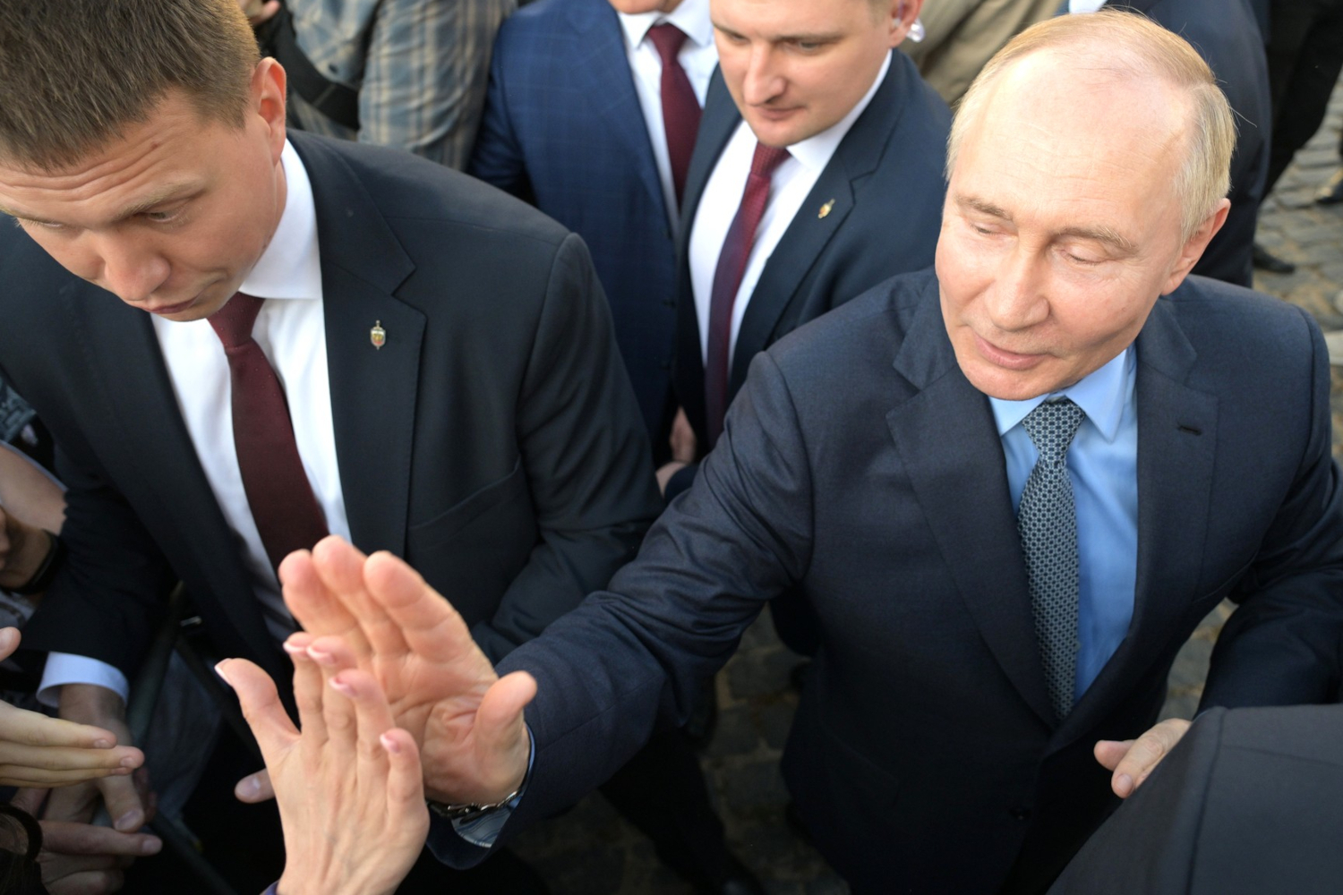26 июня 2024 г. Российский президент после посещения Троице‑Сергиевой лавры уже сел в автомобиль кортежа, но вышел и направился к приветствующим его людям, чтобы пожать им руки.