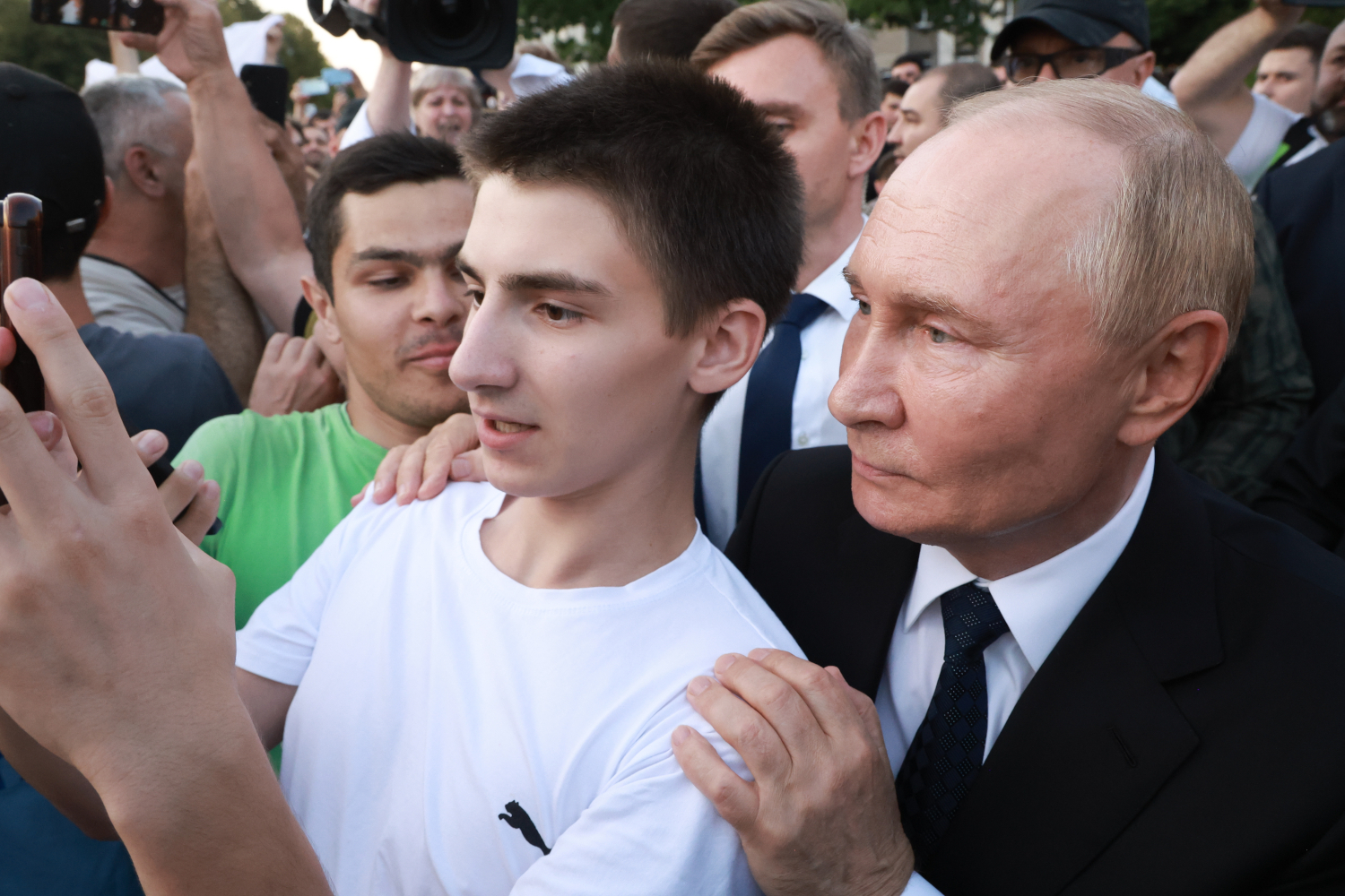 20 августа 2024 г. Владимир Путин во Владикавказе пообщался с местными жителями после встречи с главой Северной Осетии Сергеем Меняйло. Люди несколько часов ждали главу государства у здания республиканской администрации. Кто‑то пытался пожать руку президенту, кто‑то обращался с просьбами. Один из жителей попросил о совместной фотографии. Затем глава государства еще некоторое время беседовал с горожанами.