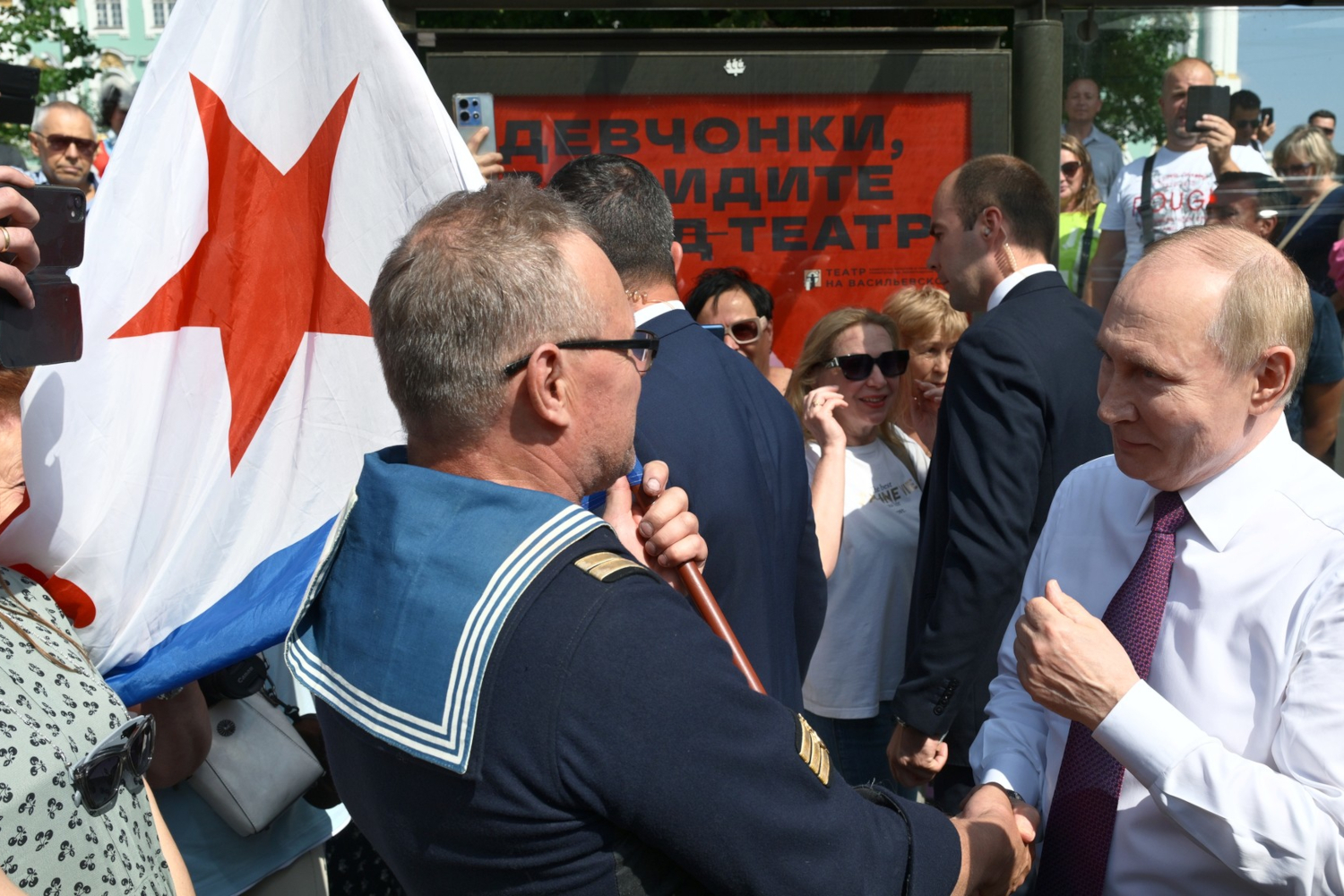 27 июля 2025 г., в День Военно‑морского флота президент посетил Санкт‑Петербург. Во время поездки, проезжая Дворцовую площадь, глава государства вышел к жителям и гостям города. Он пообщался с ветераном ВМФ, который пожелал президенту беречь себя и бороться с фашизмом, а затем сфотографировался с мальчиком. На прощание глава государства поздравил собравшихся с праздником. Несколько жителей, стоявших рядом, протянули ладони – и каждому из них Путин пожал руку.