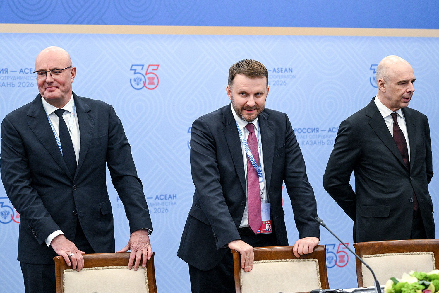 Вице-премьер Дмитрий Чернышенко, замруководителя администрации президента РФ Максим Орешкин и министр финансов Антон Силуанов (слева направо) перед началом встречи российского лидера с премьер-министром Лаоса Сонексаем Сипхандоном в рамках саммита Россия – АСЕАН в МВЦ «Казань Экспо».