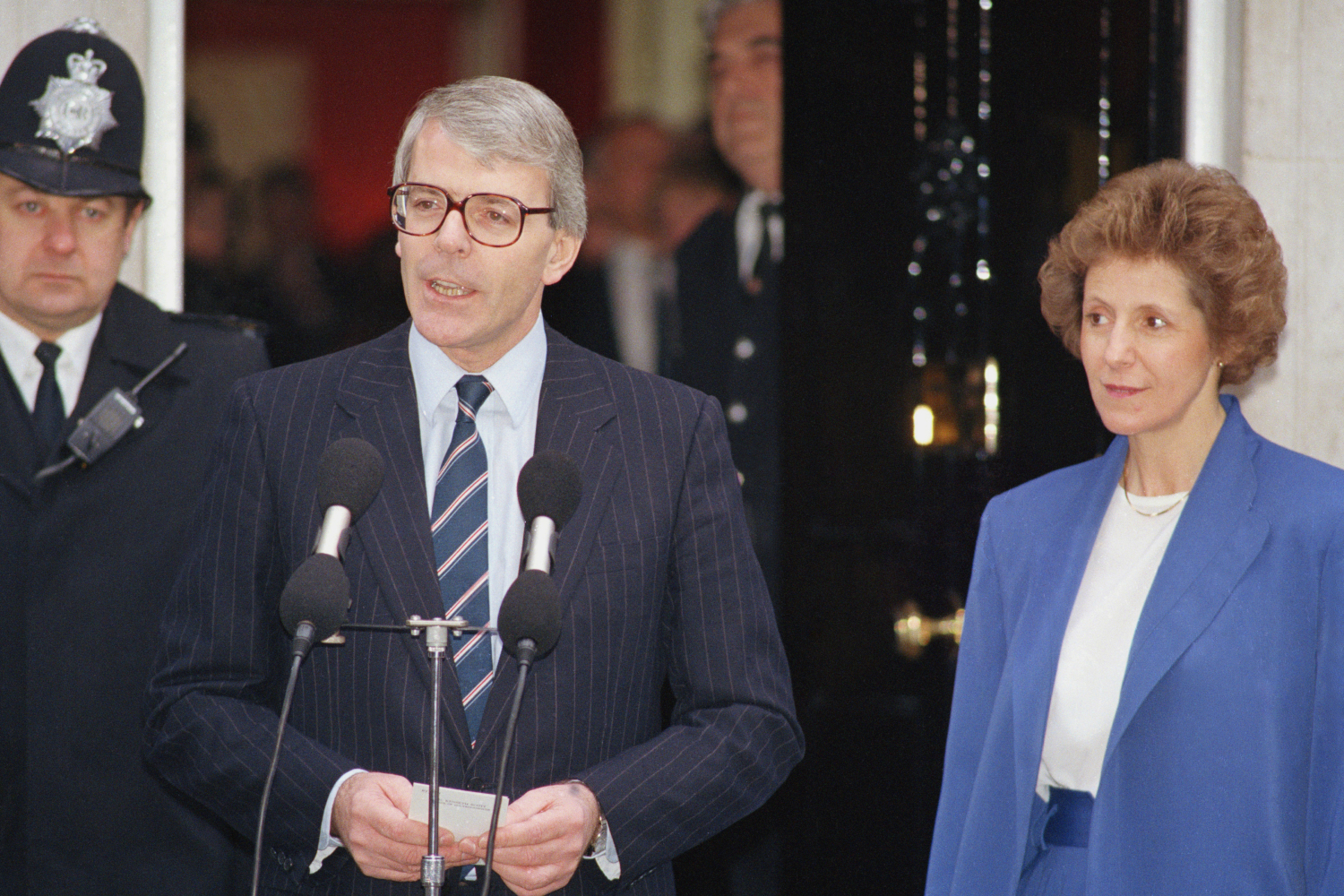 Джон Мейджор, 1990-1997 гг. Заняв пост премьер‑министра после Маргарет Тэтчер, Мейджор укрепил отношения с США и поддержал Маастрихтский договор 1992 г. – документ, заложивший основы Европейского союза. Во внутренней политике ключевой реформой стала программа «Гражданская хартия», которая была призвана повысить качество госуслуг и сделать работу ведомств прозрачнее. Кабинет Мейджора частично приватизировал железные дороги и заменил подушный налог на муниципальный. Однако ряд факторов осложнил пребывание политика у власти: рецессия начала 1990‑х, «черная среда» 16 сентября 1992 г. (выход Великобритании из Европейского механизма валютных курсов), конфликты внутри консервативной партии из‑за разногласий по европейской политике и череда скандалов. В итоге усталость электората от 18‑летнего правления консерваторов привела к поражению партии на выборах 1997 г. Мейджор покинул пост, а власть перешла к лейбористам во главе с Тони Блэром.