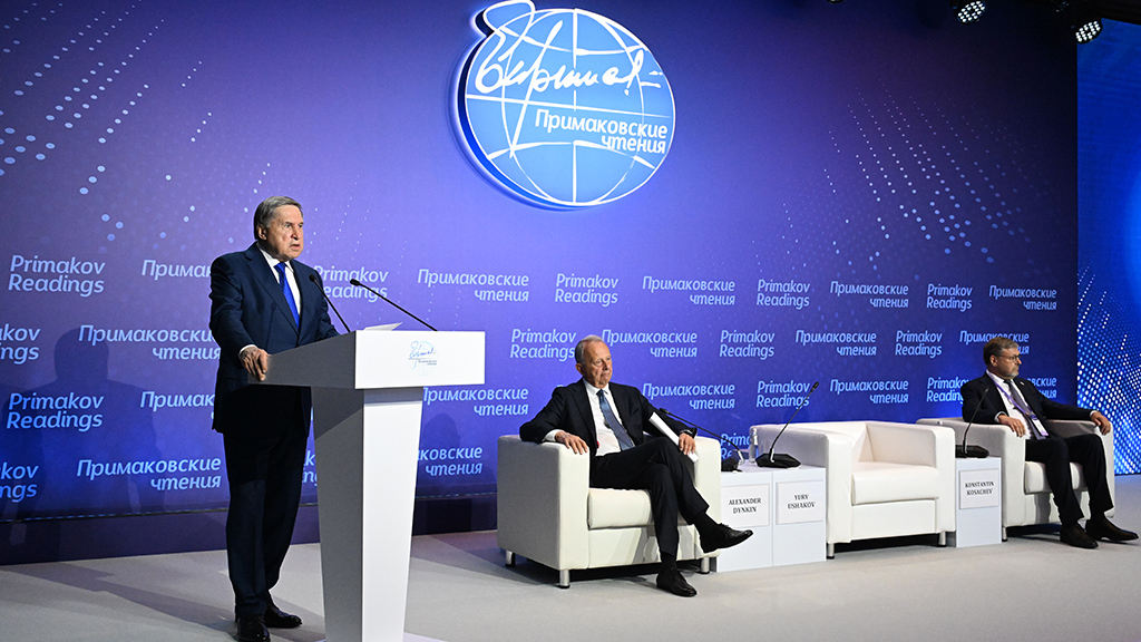 Российские переговорщики, включая помощника президента Юрия Ушакова, явно не в восторге от действий США по Украине, но и крест на диалоге пока не ставят