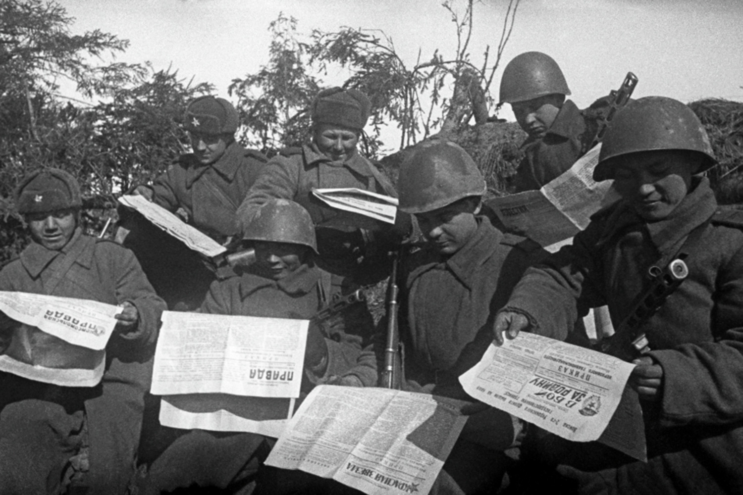 К 1942 г. в Совинформбюро появились дополнительные подразделения – отделы контрпропаганды, внутренней жизни и печати. За время войны штат разросся с нескольких десятков до почти четырех сотен сотрудников.&nbsp;