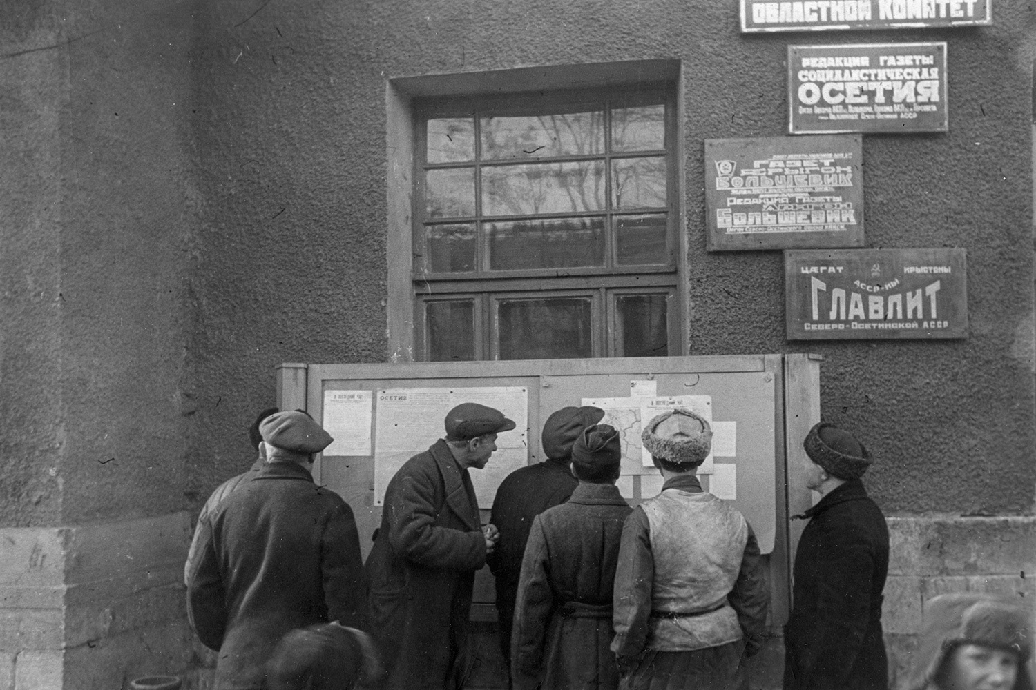 24 июня 1941 г., через два дня после нападения гитлеровской Германии на СССР, при Совете народных комиссаров появилось Советское информационное бюро, главной задачей которого стало освещение событий на фронте и организация контрпропаганды. Как Совинформбюро превратилось в глашатая Победы – в галерее «Ведомостей».