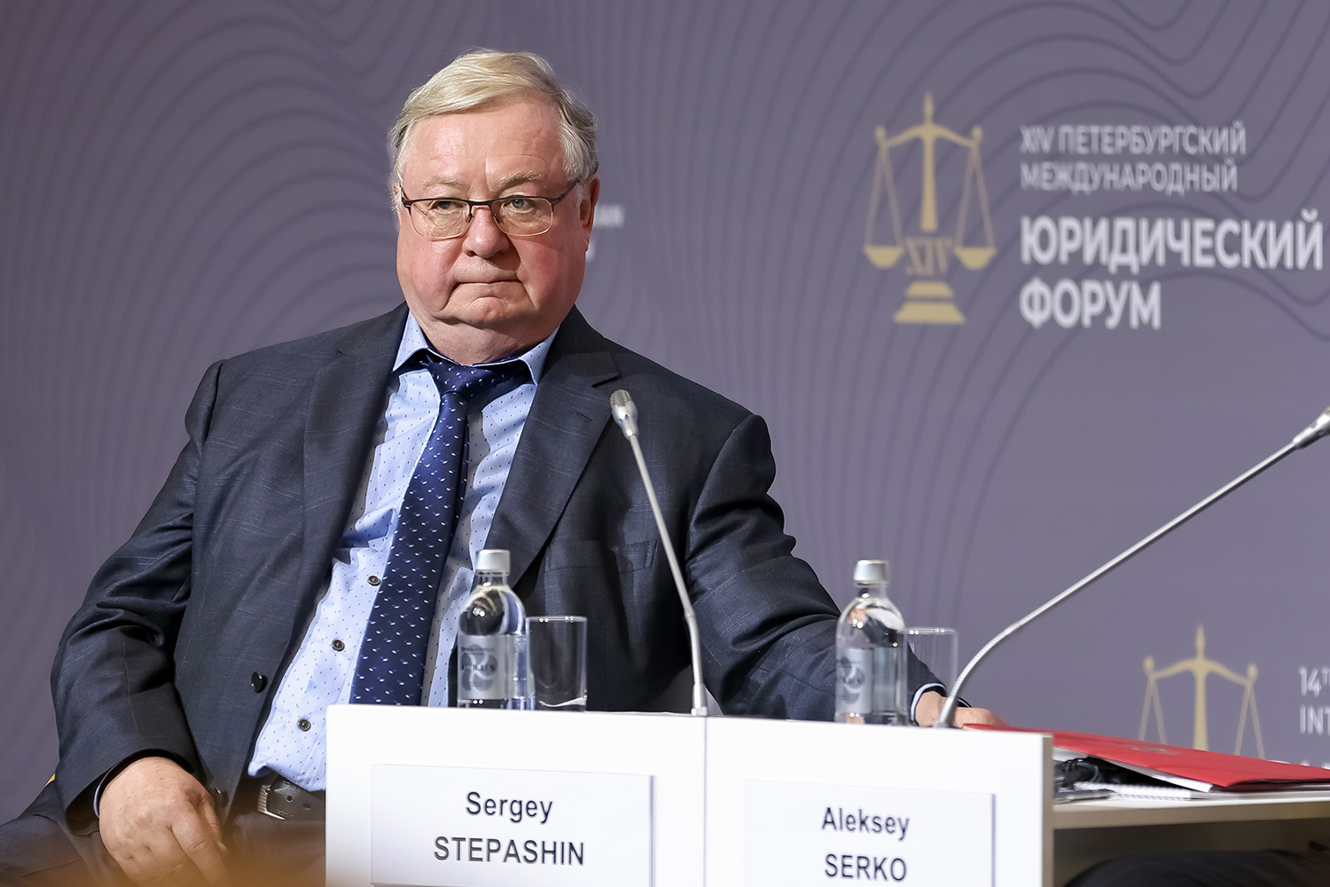 Степашин – о сокращении мест на юридических специальностях«Сейчас поставлена задача сократить количество так называемых внебюджетных мест. Это закон, его надо выполнять. Сделано это потому, что сейчас есть ряд высших учебных заведений, где получают диплом о юридическом образовании, но эти дипломы не соответствуют тем знаниям, которые должны получать наши выпускники», – заявил на полях ПМЮФ глава Ассоциации юристов России Сергей Степашин. Он отметил, что сейчас в России более 400 юридических вузов и факультетов – это в разы больше, чем в советское время