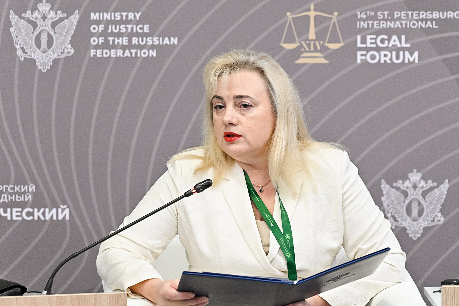 Алексеева – о деструктивных и иноагентских книгах«Российская государственная библиотека им. Ленина сегодня ведет работу по созданию спецхрана, закрытого хранилища той литературы, которая была представлена на наших исторических территориях и носила деструктивный характер», – заявила замминистра культуры Жанна Алексеева на сессии «Закон и практика: тайны иностранного агента». Также, по ее словам, библиотеки перестали пополнять фонды книгами авторов-иноагентов: «Мы четко и жестко наблюдаем за тем, какое комплектование сегодня ведется нашими библиотеками, тем более на федеральные средства».