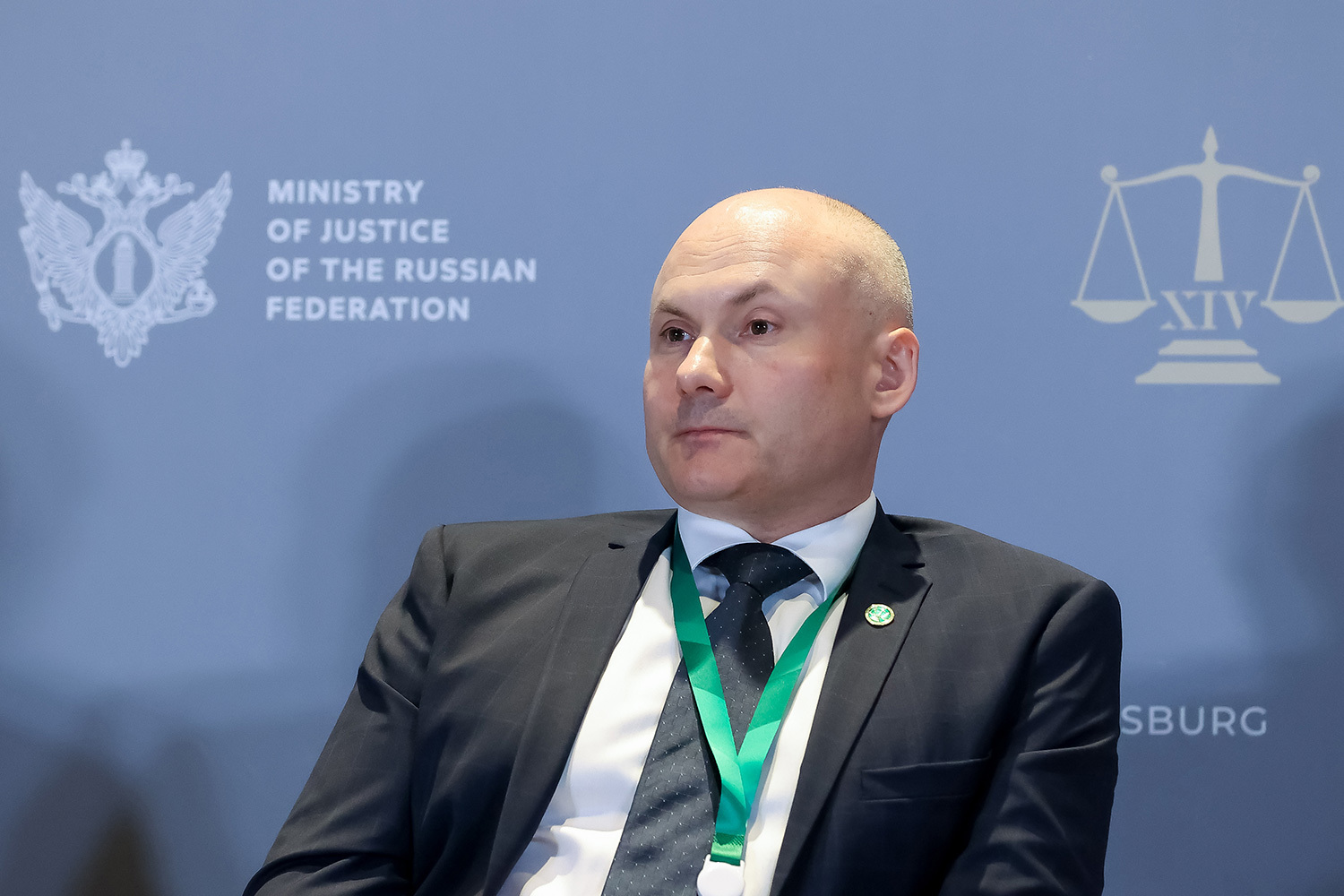 Филиппов – о самых опасной технологии мошенников«Самый опасный дипфейк – это дипфейк-аватар, который может действовать в режиме реального времени. Не нужно никаких подготовок и так далее, когда человек звонит и уже транслируется голос в режиме реального времени под знакомый. И человек перед собой видит то изображение, которое сгенерировано специально под тот сценарий, который разработан», – сообщил замначальника следственного департамента МВД Данил Филиппов на сессии «Противодействие мошенничеству в цифровую эпоху: правовые и технологические решения». По его словам, за пять месяцев 2026 г. с помощью этой технологии мошенники обманули 4000 человек, похитив у них 21 млрд руб. Филиппов предложил включить понятие «дипфейк» в гражданское законодательство и ввести обязательную маркировку синтетического и реального контента.