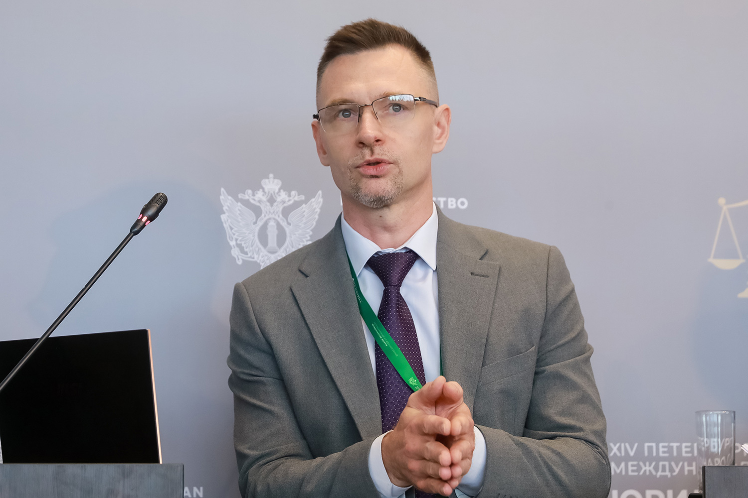 Чекмышев – об аккуратном внедрении ИИ-решений&nbsp;«Главная задача — не просто внедрять любые ИИ-решения, а корректно интегрировать их в деятельность, чтобы сохранить достигнутое и не войти в конфликт с действующей практикой, тем более что СКУАД (система комплексного управления и администрирования долга. – «Ведомости») уже зарекомендовала себя в качестве надежной доказательной базы в судах», – отметил руководитель Федеральной налоговой службы Константин Чекмышев, выступая на сессии, посвященной использованию ИИ и цифровых технологий в банкротной сфере. Говоря о стратегии развития, представитель ведомства обозначил переход к интеллектуальному анализу на базе больших языковых моделей.