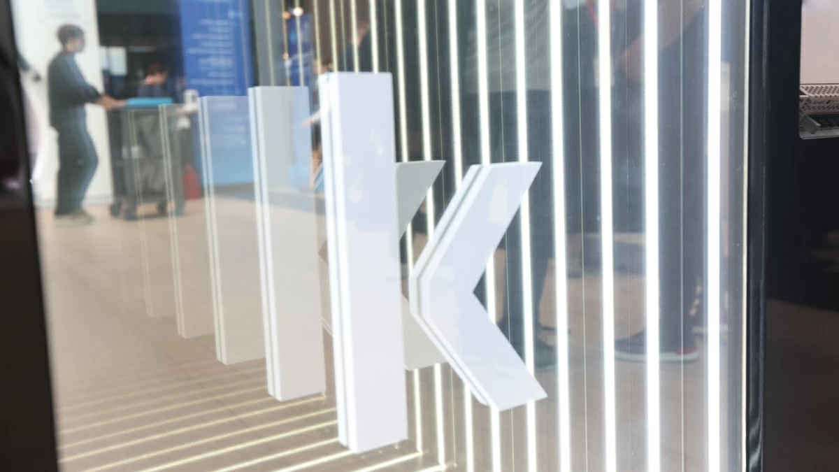 Смартфон с открытой картой заправок