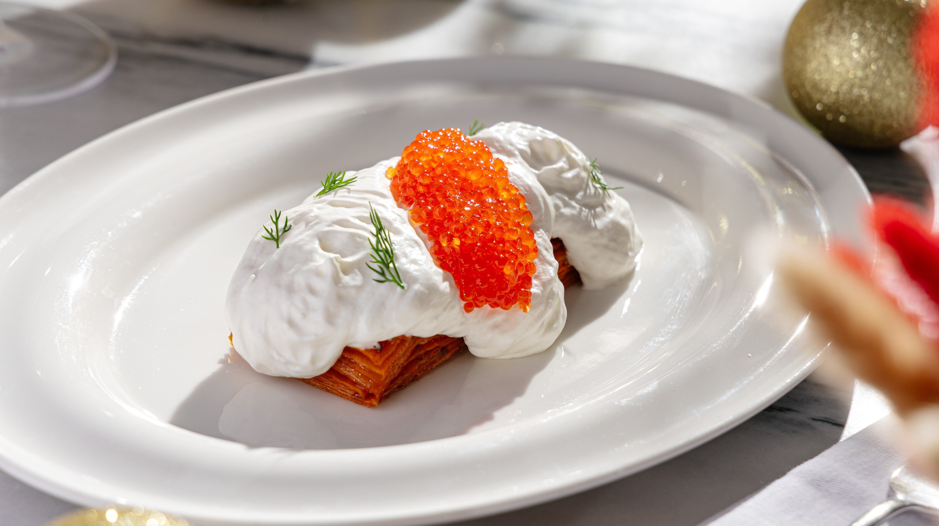 Гратен из батата с муссом из сметаны и красной икрой