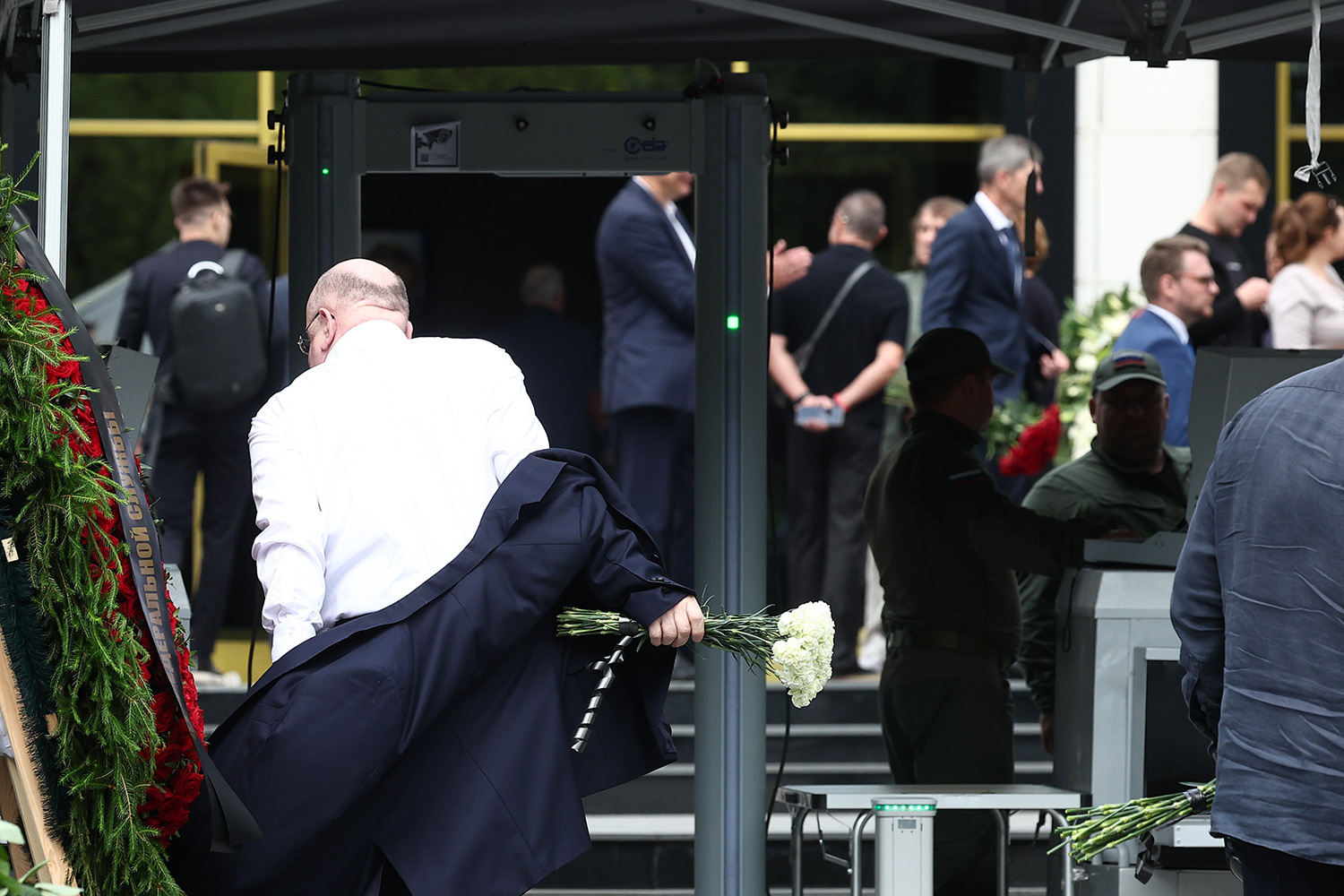 На входе в зал посетителей осматривали.