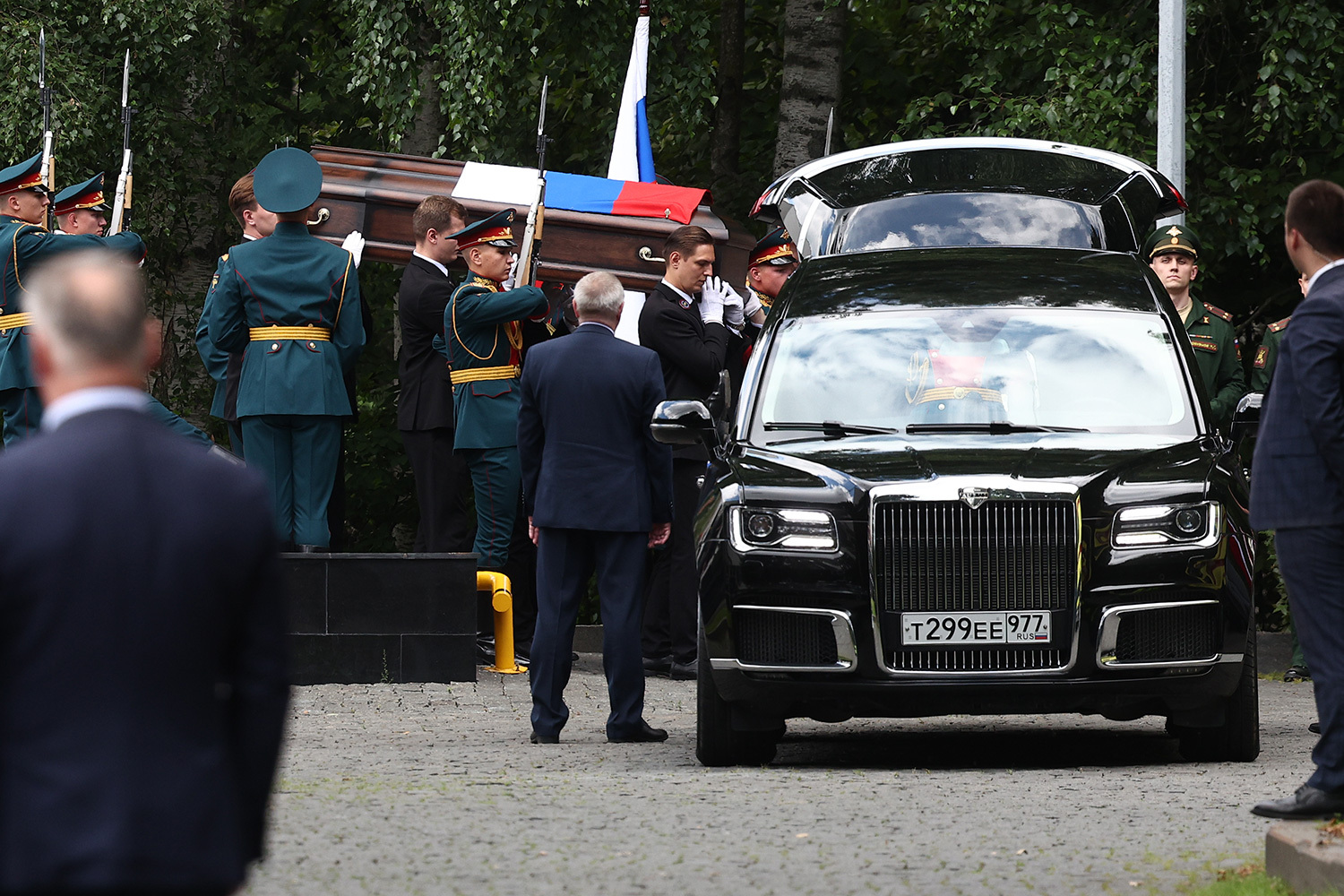 Рядом с гробом на бархатных подушечках были выставлены высшие награды Иванова – ордена «За заслуги перед Отечеством» и Александра Невского, золотая медаль «Герой Труда Российской Федерации».