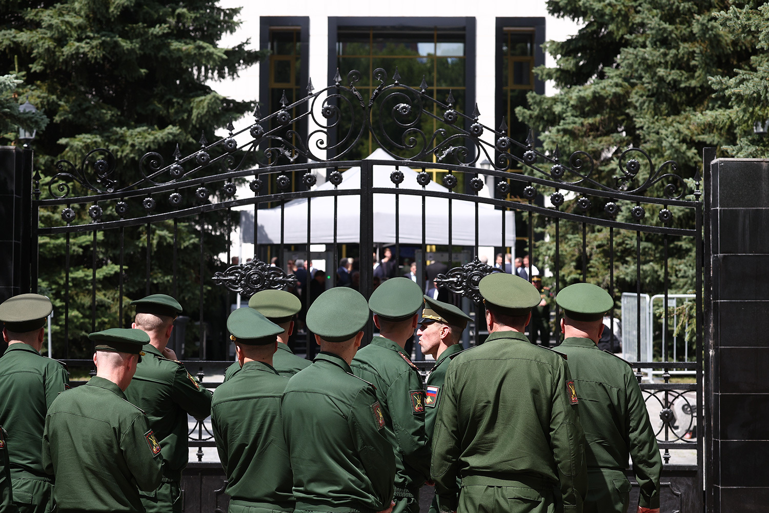 Прощание прошло с государственными и воинскими почестями: у гроба стоял почетный караул, военный оркестр исполнил гимн России, а в завершение церемонии прозвучал троекратный залп из стрелкового оружия.