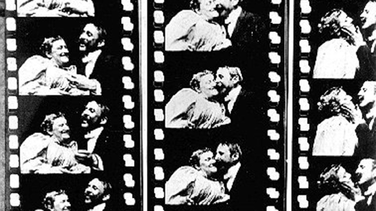 Первым в истории фильмом с поцелуем стала короткометражка Уильяма Хейза «Поцелуй», снятая в 1896 г. Мэй Ирвин и Джон С. Райс воспроизвели сцену из мюзикла «Вдова Джонс», а сам поцелуй длился всего пару секунд. Лента вызвала скандал – ее сочли непристойной, запретили в 36 штатах и прерывали сеансы полицией, но зрители настойчиво требовали показов. В 1999 г. картину признали культурно значимой и включили в Национальный реестр фильмов Библиотеки Конгресса США.