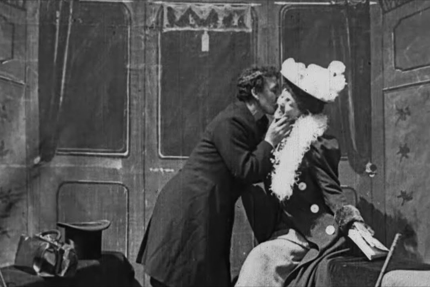 «Поцелуй в тоннеле» (1899) Джорджа Альберта Смита – первый сюжетный немой фильм, где в условном полумраке купе показана сцена поцелуя. В роли пары выступили сам режиссер и его жена Лаура Бейли. Трехчастная структура (въезд в тоннель – поцелуй -&nbsp;выезд) заложила основы кинематографического монтажа. Лента длительностью чуть больше минуты стала вехой раннего кино и породила множество подражаний.