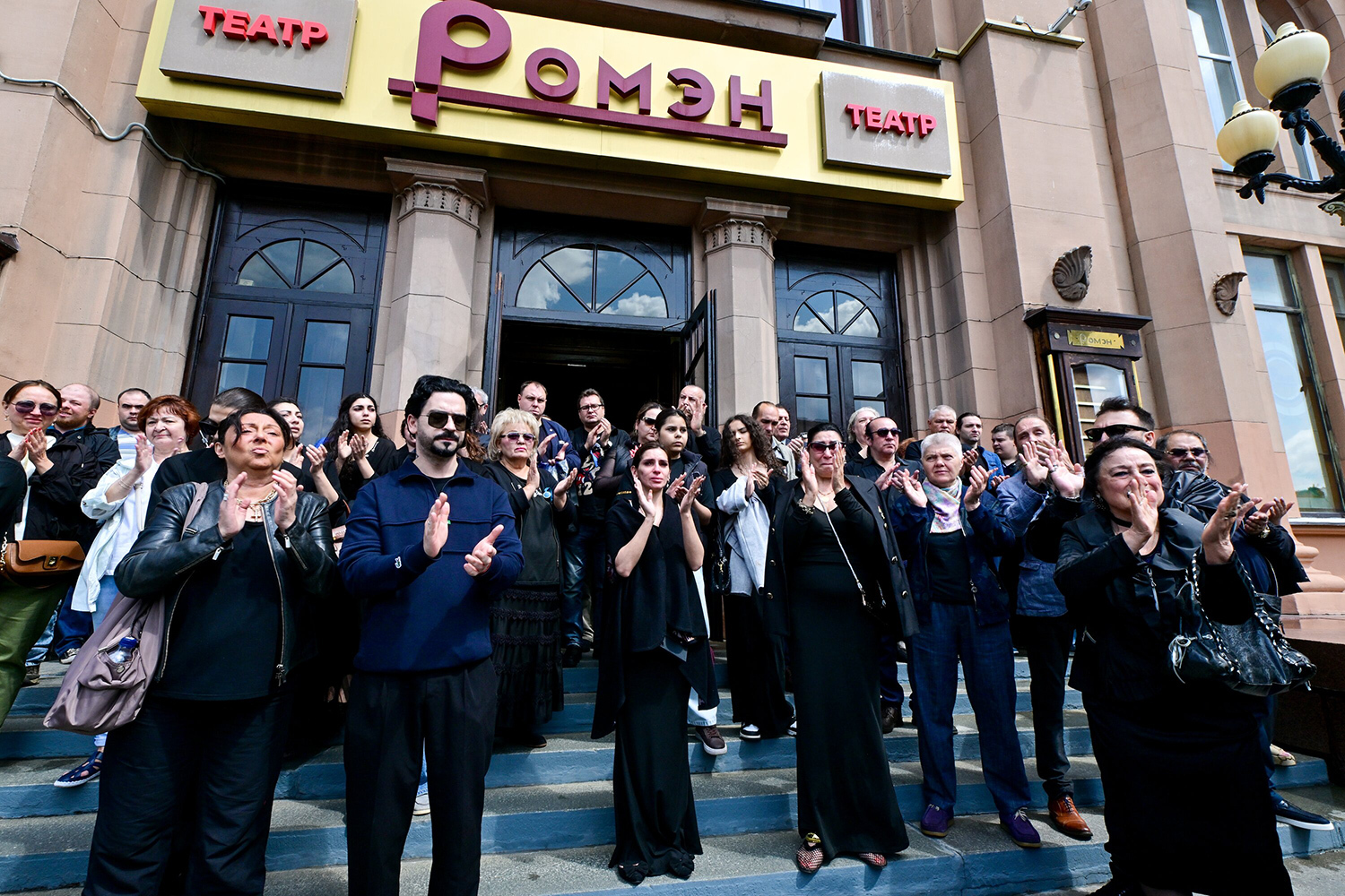 В 1999 г. Жемчужной присвоили звание народной артистки России. В театре «Ромэн» актриса исполняла главные роли в спектаклях «Колдовская любовь», «Плясунья – дочь шатров» и «Здравствуй, Пушкин!». В конце мая Жемчужная в последний раз появилась на сцене. Она сыграла в спектакле «Мы – цыгане!».