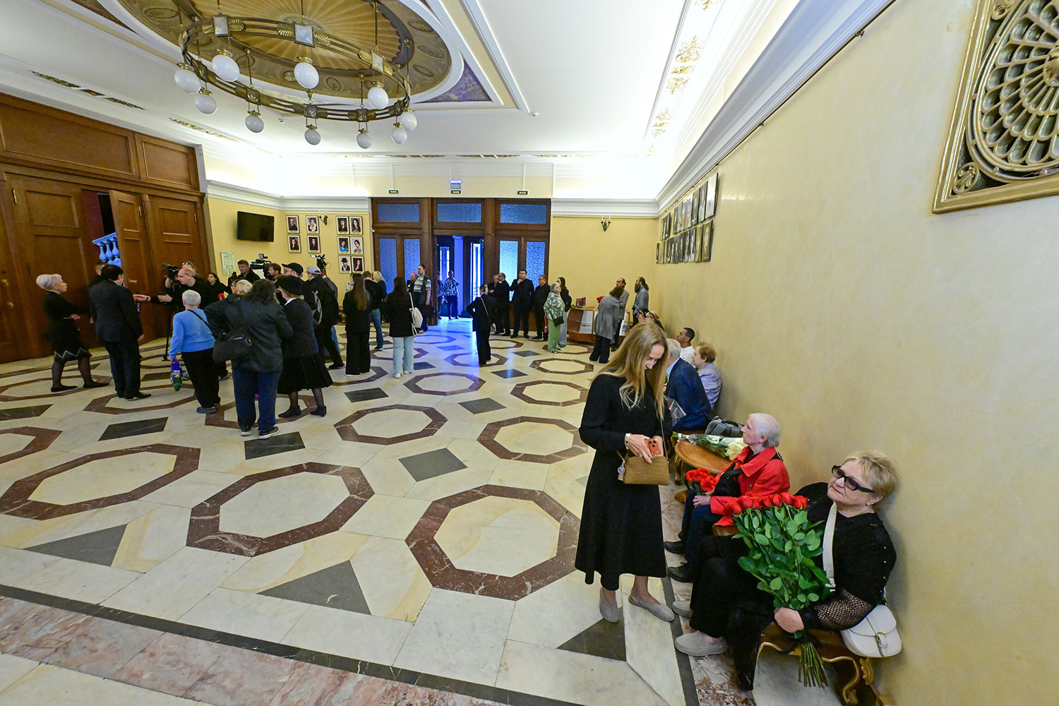 По словам дочери народной артистки Ольги Жемчужной, причиной смерти ее матери стала тромбоэмболия.