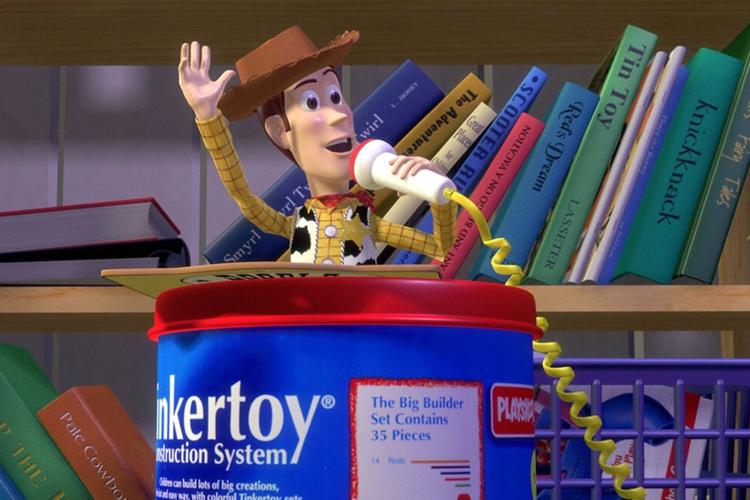 Актер озвучил шерифа Вуди в мультфильме Disney/Pixar «История игрушек» (1995–2026) и автомобиля-универсала Вуди во франшизе «Тачки» (2005). По слухам, встречая детей, он начинает разговаривать с ними голосами мультгероев. Также Хэнкс помогает ньюйоркцам, публикуя в соцсетях объявления про потерянные или найденные вещи (перчатки, зонты, шарфы, ключи и документы). Такие мелочи создали ему репутацию хорошего парня и милого скряги (он не только ценит мелочи, но и торгуется за гонорары). Сам артист призывает не заблуждаться на его счет. «Кинопроизводство – суровый, непредсказуемый бизнес, и если вы не можете быть безжалостным, высока вероятность, что вы довольно быстро исчезнете со сцены. Так что внешность может быть обманчива, особенно в Голливуде», – говорит Том Хэнкс.