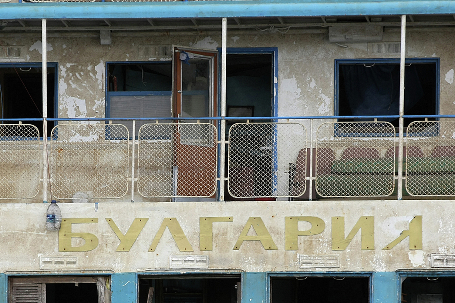10 июля 2011 г. на Куйбышевском водохранилище в Татарстане затонул двухпалубный теплоход «Булгария». В результате погибли 122 человека, что сделало эту речную катастрофу крупнейшей по числу жертв в современной России. Как показало расследование, к ней привела целая цепочка нарушений и упущений. Хроника трагедии – в галерее «Ведомостей».