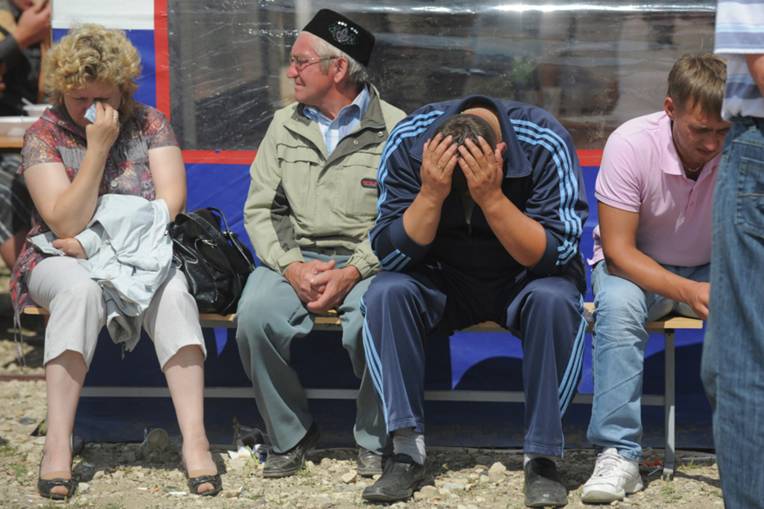 Всего за 5–7 секунд крен резко вырос до 20 градусов. Через мгновение судно опрокинулось на правый борт и затонуло. Экипаж даже не успел подать сигнал бедствия: радиорубку затопило, электропитание отключилось, передатчик оказался отсоединен от антенны, а аккумуляторы аварийной рации были нерабочими.