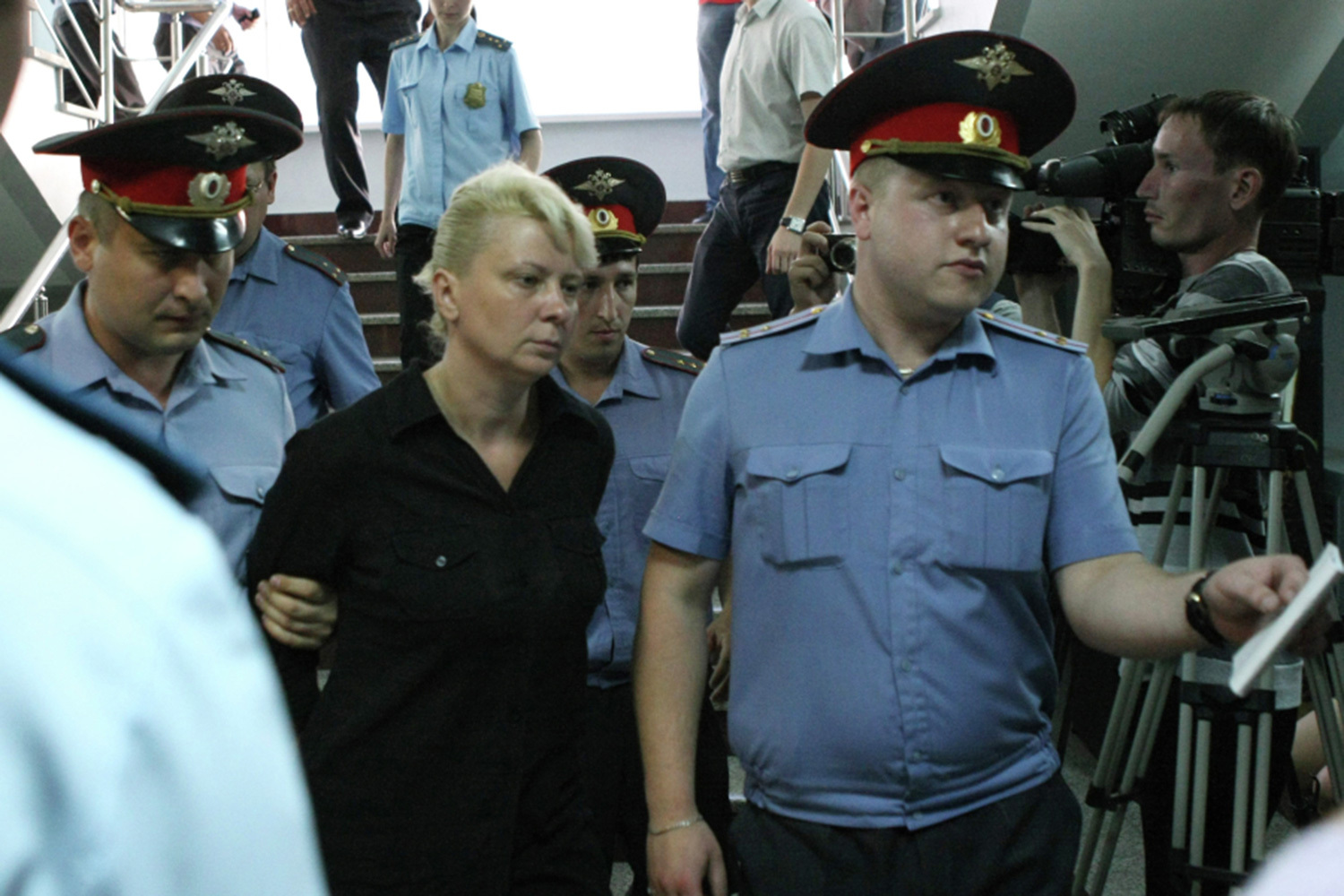 Следствие установило личную ответственность ряда лиц. Гендиректор ООО «АргоРечТур» Светлана Инякина, зная о неисправностях, формально подошла к подготовке судна к плаванию и представила надзорным органам просроченные документы, получив свидетельство о допуске к эксплуатации. Старший помощник капитана Рамиль Хаметов, отвечавший за исправность средств связи, не сообщил перед рейсом о неполадках. Кроме того, нарушения допустили и должностные лица, обязанные контролировать безопасность: старший эксперт Яков Ивашов внес в документы ложные сведения о техническом состоянии судна, а Ирек Тимергазеев и Владислав Семенов выдали заключение о готовности к перевозке пассажиров без достаточных оснований.
