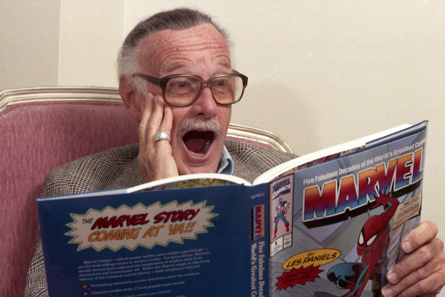 Издатель комиксов Marvel прошел через банкротство в 1996 г. Среди причин чаще всего называют пузырь на рынке комиксов, проблемы с логистикой, раскол команды иллюстраторов и неоправдавшиеся поглощения (например, карточки Fleer, наклейки Panini и игрушки Toy Biz). Во время реструктуризации компания продала киностудиям права на некоторых из супергероев. Например, «Человек-паук» оказался в ведении Sony Pictures, а «Люди Икс» – временно в Fox. В 2009 г. Disney выкупил Marvel за $4 млрд.