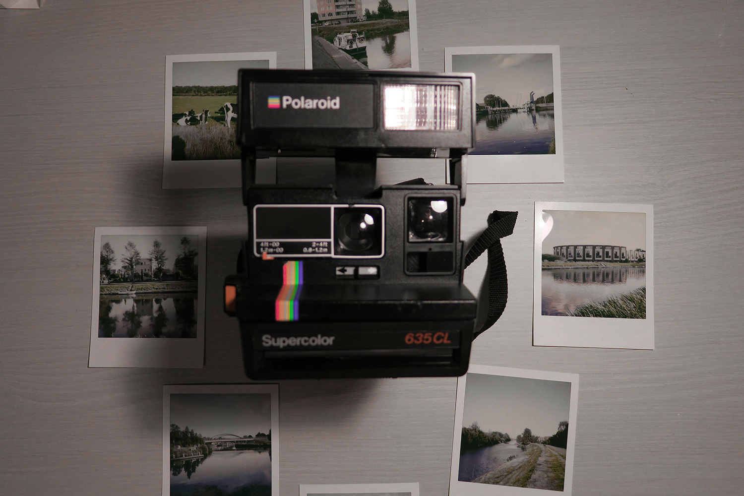 Корпорация Polaroid, ставшая пионером моментальной фотографии, была основана американским оптиком Эдвином Гербертом Лэндом в 1937 г. Бизнес оставался прибыльным до тех пор, пока на рынке не появились цифровые камеры и потребители не остыли к готовым снимкам. Впервые компания объявила о банкротстве в 2001-м, повторно – в 2008 г.&nbsp;В ходе реструктуризации Polaroid сменил владельцев и менеджмент, но не закрылся и все еще выпускает камеры с моментальными фото. Но сейчас они цифровые со встроенным мини-принтером.