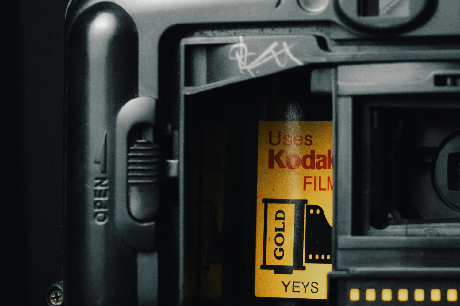 Производитель фототехники Kodak был основан Джорджем Истменом в 1892 г. На камеры именно этой марки астронавты лунной миссии «Аполлон-11» впервые засняли спутник Земли. Как и коллеги из Polaroid, менеджеры Kodak не смогли вовремя подготовиться к цифровой революции. Компания накопила долги на $6,8 млрд и прошла через банкротство в 2012–2013 гг. Во время процедуры были проданы патенты Kodak в области фототехники, но, несмотря на проблемы, компания работает до сих пор.