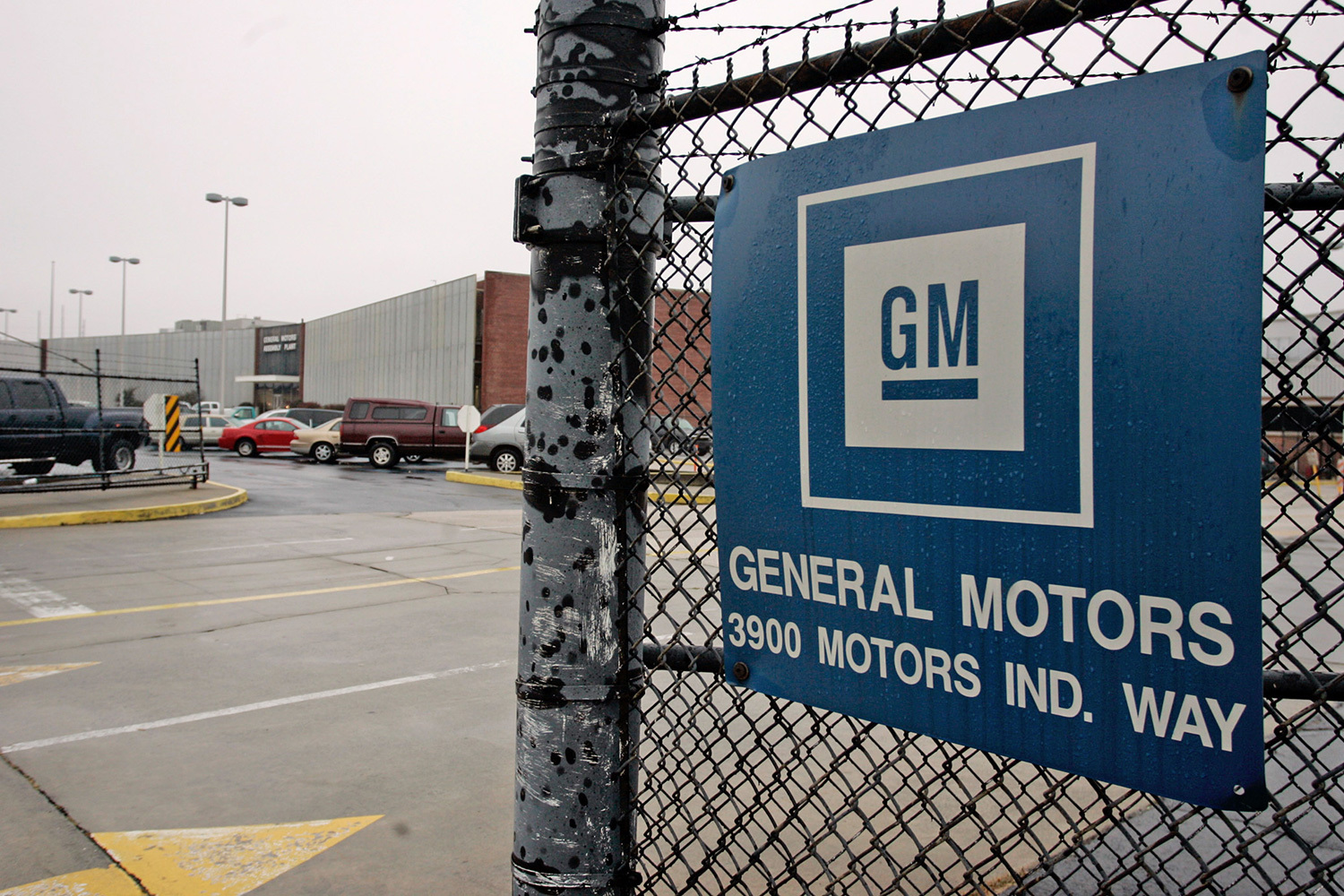 Один из крупнейших автоконцернов General Motors (Chevrolet, Cadillac, GMC и Buick) испытывал серьезные проблемы во время мирового кризиса 2008 г. К концу финансового года убыток производителя достиг $30,9 млрд. План по спасению разработала и профинансировала администрация президента США. По предложению финансиста Стивена Раттнера процесс выстроили таким образом, чтобы GM смог пройти через процедуру банкротства всего за 40 дней (обычно на это требуются месяцы). Благодаря сокращенным срокам концерн, который накопил $173 млрд долгов при $82 млрд активов, сумел не растерять репутацию и покупателей. Операция по спасению автогиганта, а затем и отрасли в целом стала важным аргументом демократов при переизбрании Барака Обамы в 2012 г. Ее преподносили в качестве победы.