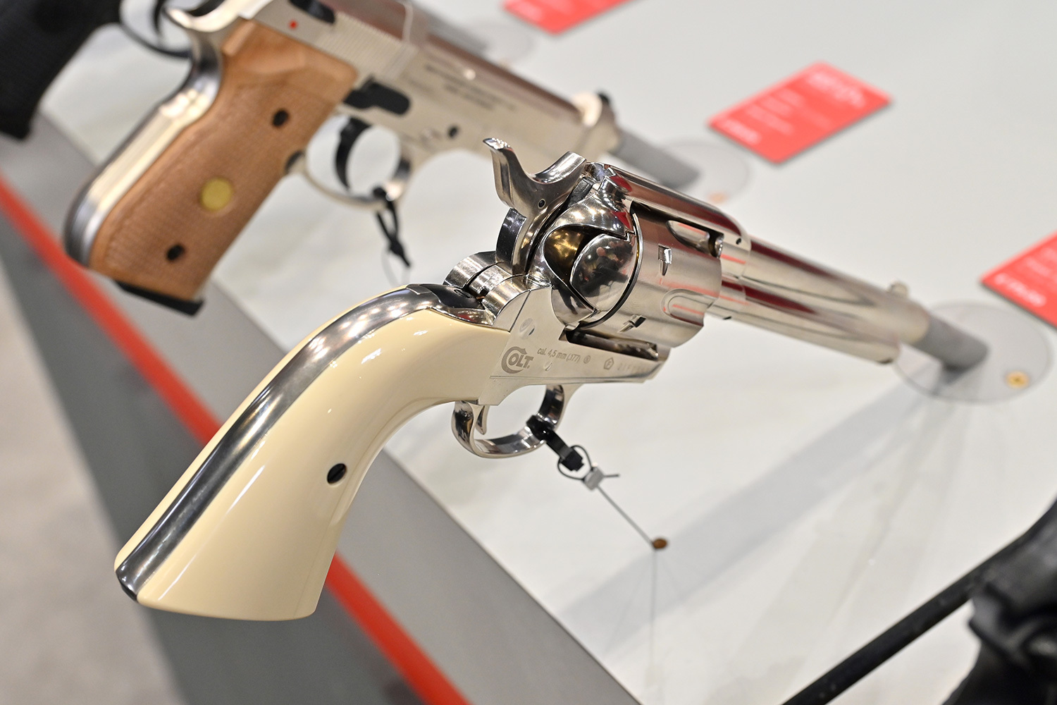 Colt's Manufacturing, выпустившая знаменитый револьвер, была создана инженером Сэмюэлем Кольтом в 1836 г. Оружейная компания и ее правопреемница Colt Defense несколько раз проходили через технические банкротства – например, в 1842, 1992 и 2015 гг. Причиной проблем в последний раз стали замедленные продажи стрелкового оружия и отказ армии США от винтовок M4. После реструктуризации Colt Defense производство продолжилось.