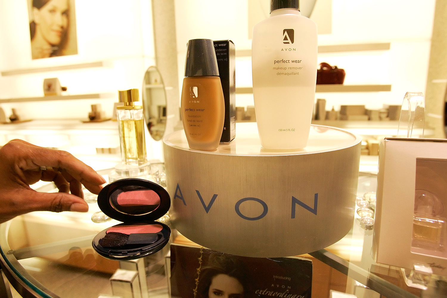Косметическая корпорация Avon Products, основанная американским коммивояжором Дэвидом Макконнеллом в 1886 г., подала иск о банкротстве на территории США в 2024 г. В СМИ сообщали, что реструктуризация потребовалась из-за долгов в $1,3 млрд и 380 исков, связанных с тальком в составе продукции: теней и пудры (в соответствии с техрегламентом Таможенного союза он разрешен к использованию).  