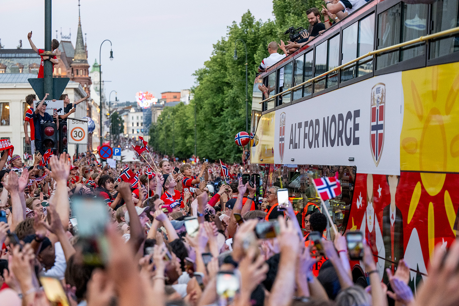 Сборная Норвегии впервые в истории пробилась в четвертьфинал чемпионата мира, но в итоге уступила Англии в дополнительное время (1:2).
