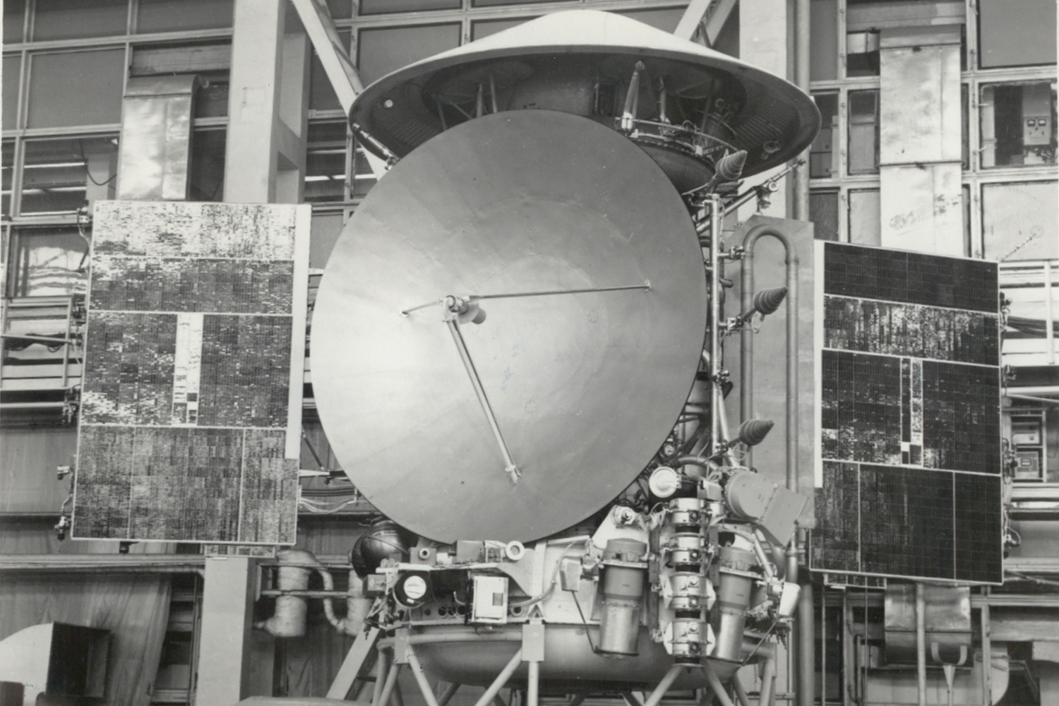 1970-е оказались для советской космонавтики чуть более удачными: из семи отправленных к Марсу аппаратов шесть добились частичного успеха. В 1971 г. станция «Марс-3» совершила первую в истории мягкую посадку на планету, но связь с ней прервалась спустя 14,5 секунды. При этом другие миссии, включая «Марс-6», позволили получить ценные данные – например, провести первые прямые измерения состава атмосферы, давления и температуры при спуске.